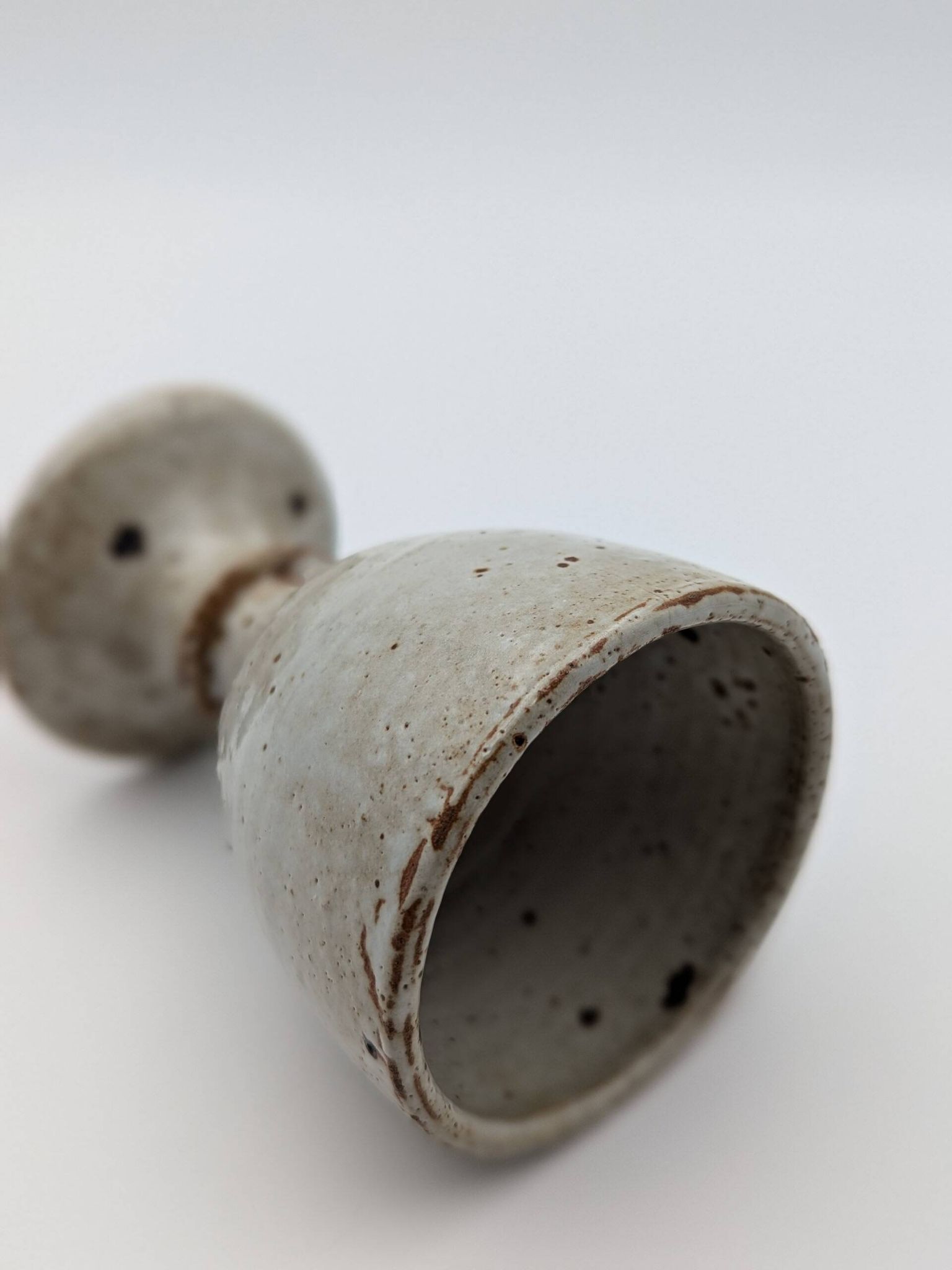 Verre sur pied en grès blanc nacré avec tâches noirs