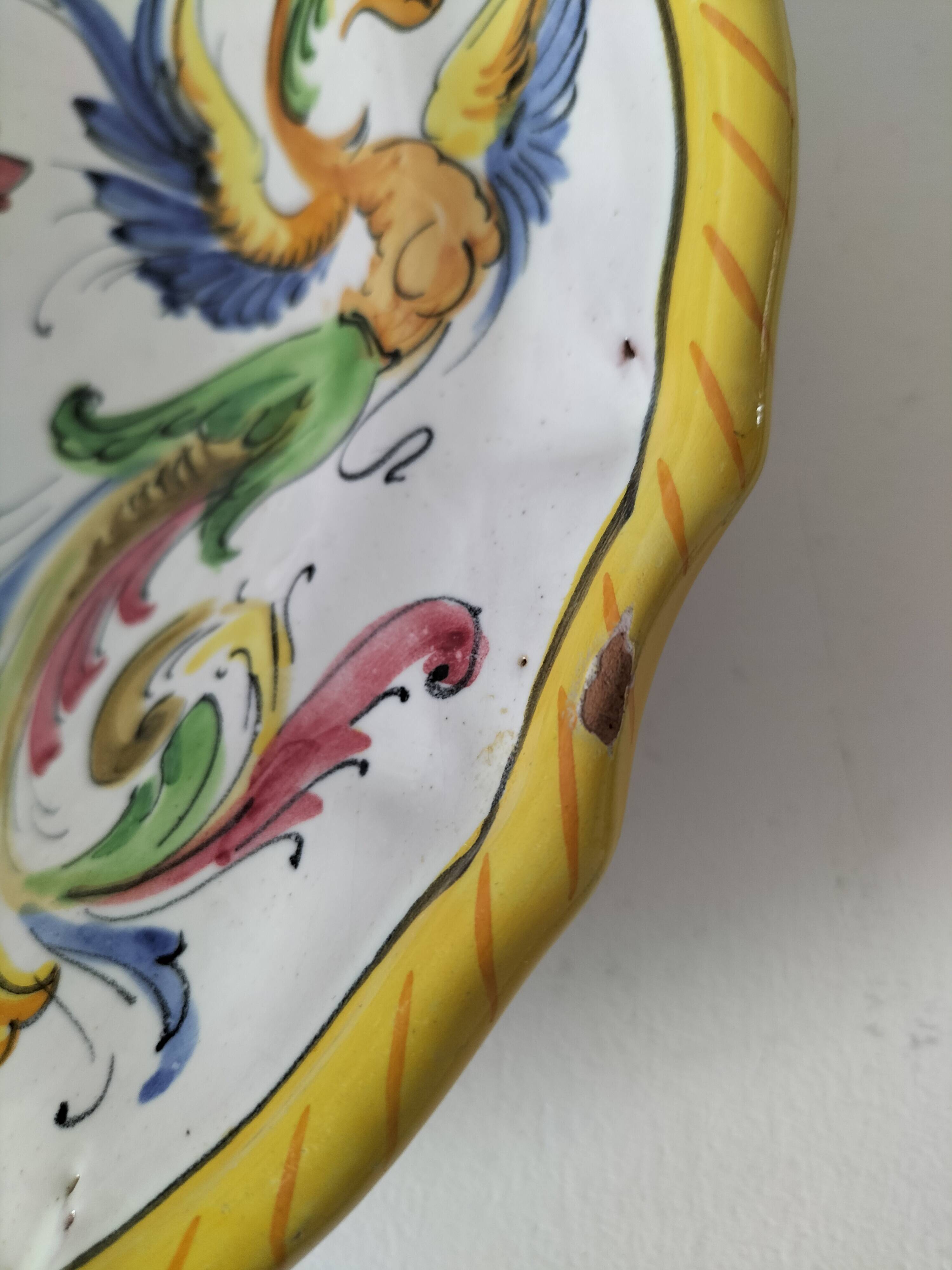 Assiette murale en majolique italienne – décor Renaissance peint à la main
