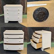 Small English chest of drawers from the 1960s in oak.