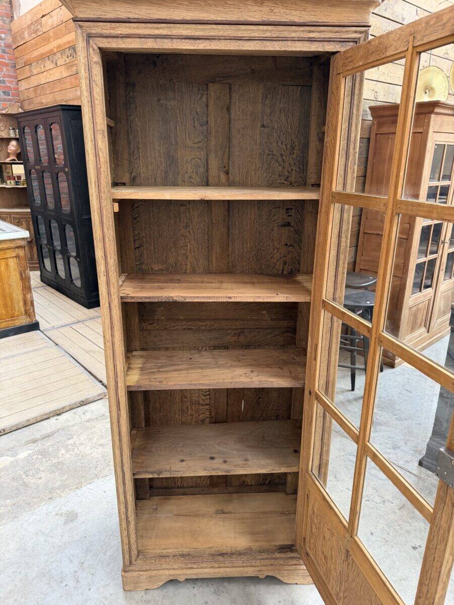 Oak display cabinet from the early 20th century.