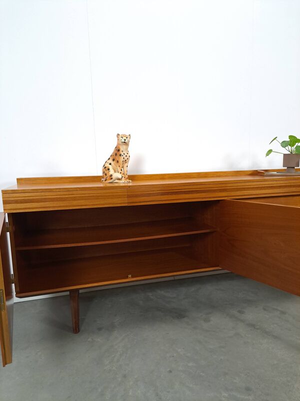 Design Musterring Möbel dressoir avec des femmes et des chaussures poten