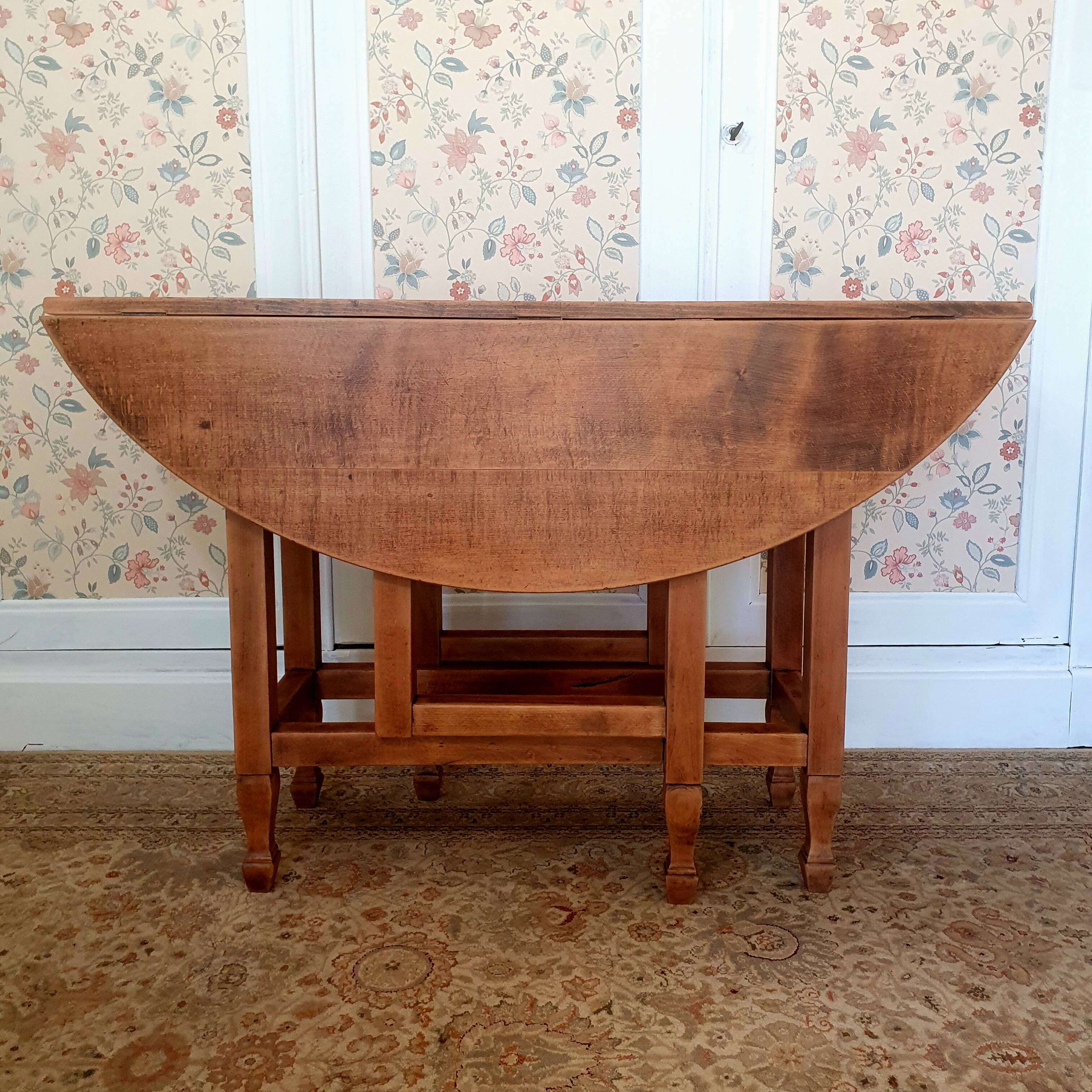 Drop-leaf gateleg table