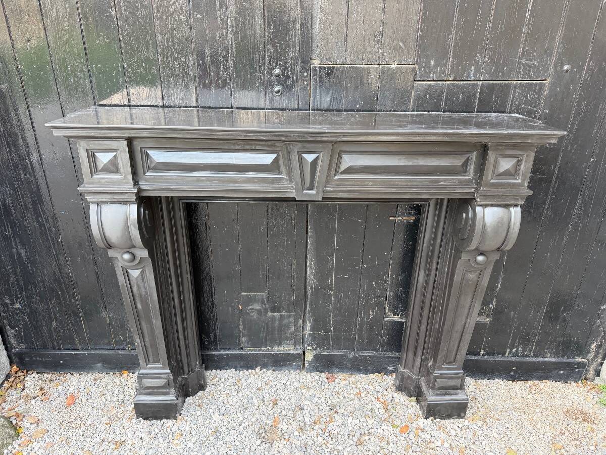 Grande cheminée Napoléon III en marbre noir de Belgique, vers 1880