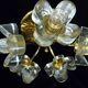 Plafonnier en laiton avec des fleurs en verre givré attribué à Mazzega, années 1960.