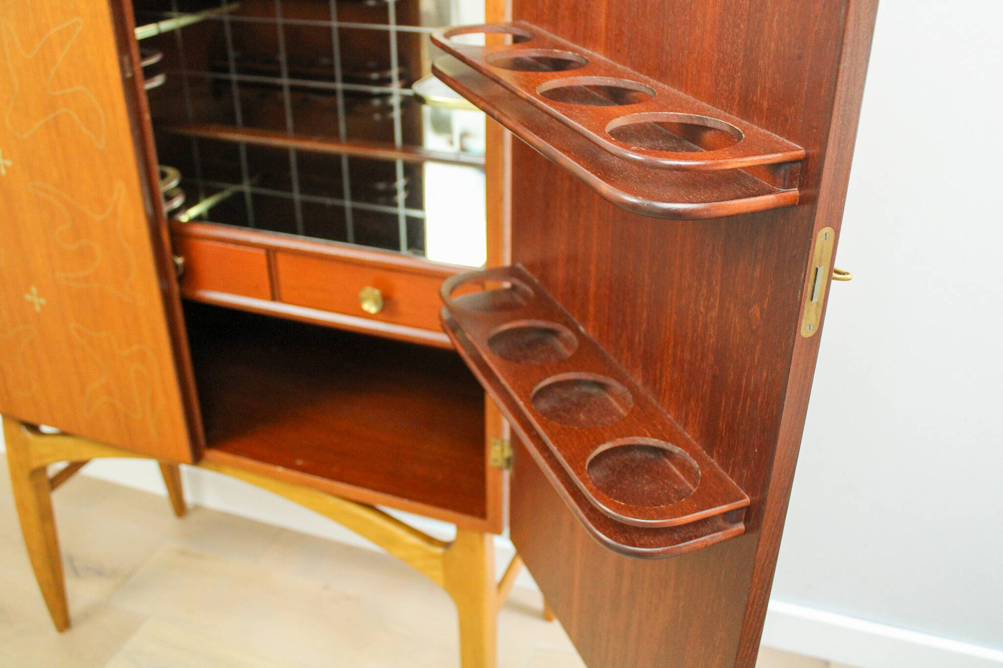 Rare armoire à cocktails/boissons vintage du milieu du siècle par AB Forenade Mobelfabrik