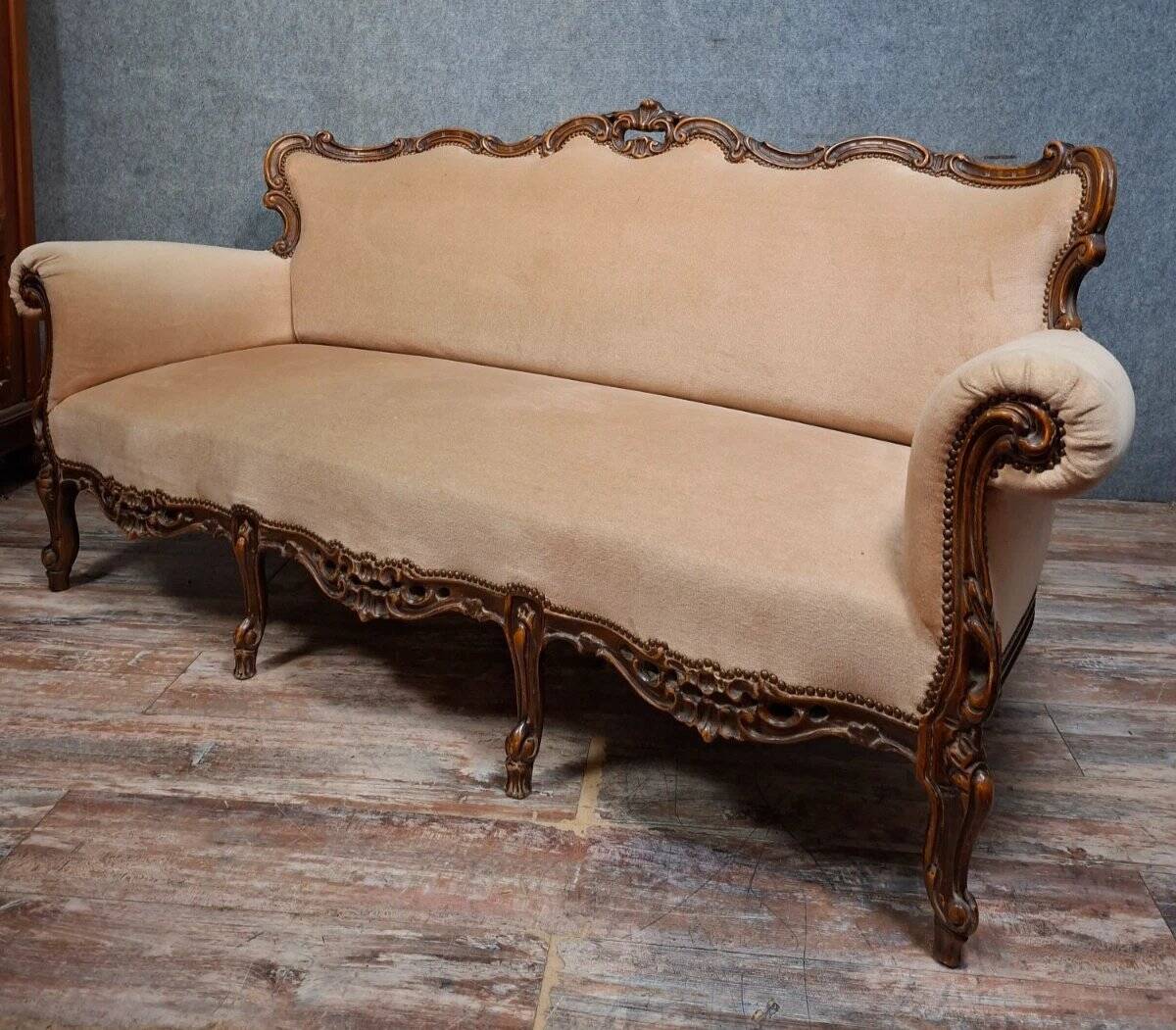 Carved walnut canapé – Louis XV style – 20th century
