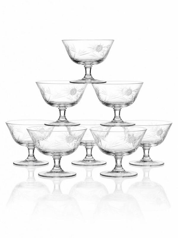 8 coupes à champagne en verre gravé à la roue décor végétal, Bohême, début XXe