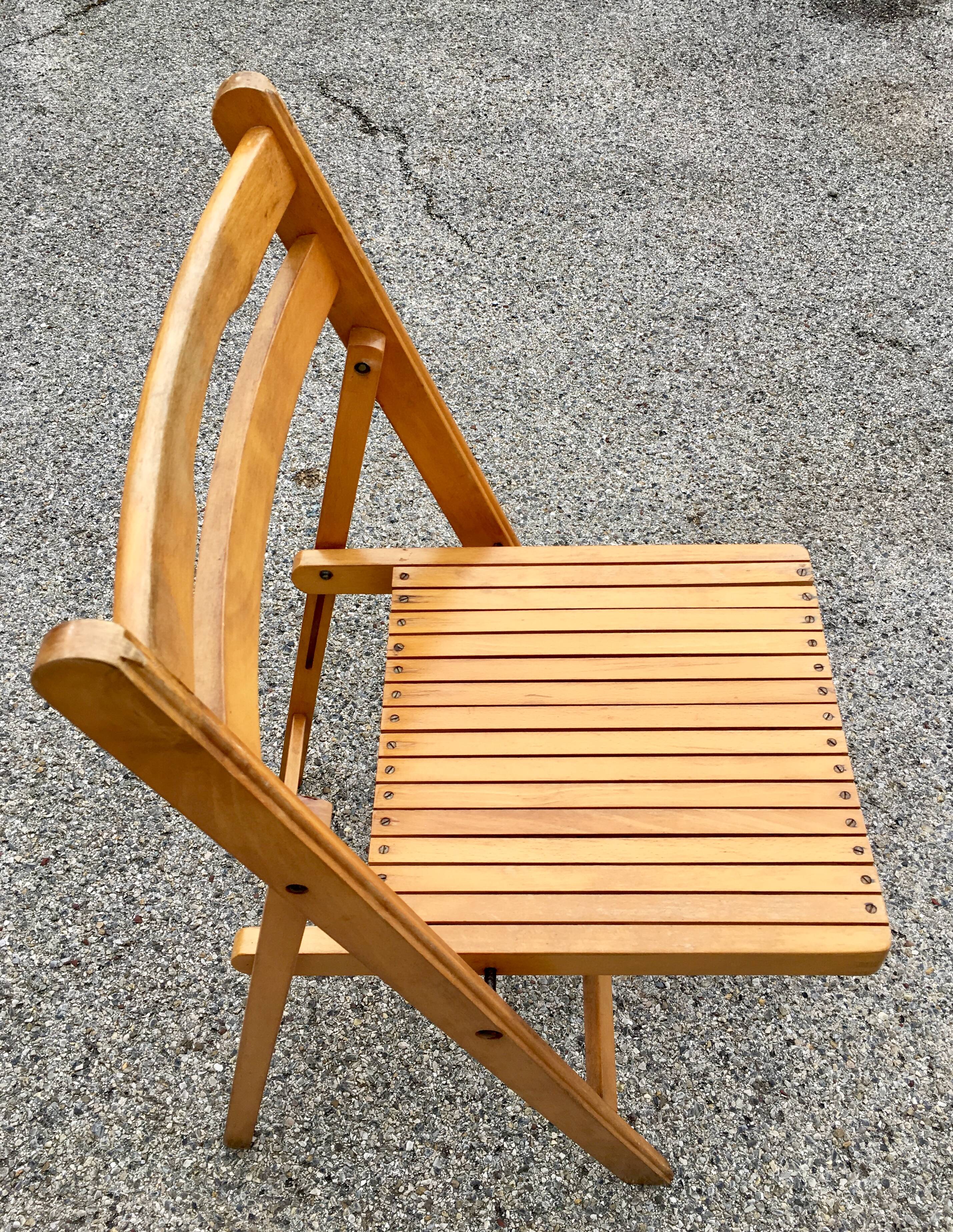 Paire de chaises pliantes en bois massif