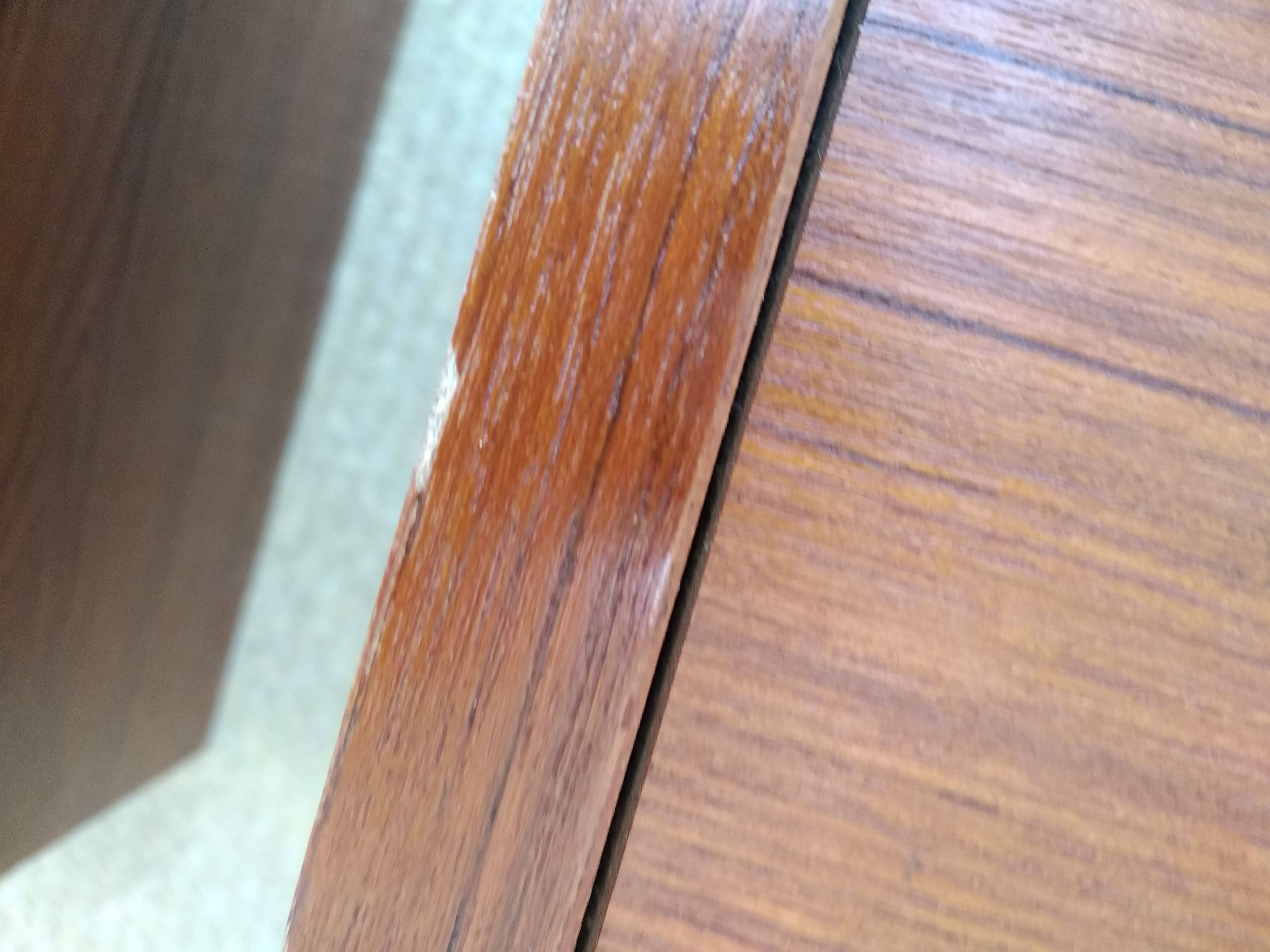 Paire de tables de chevet suspendues en teck