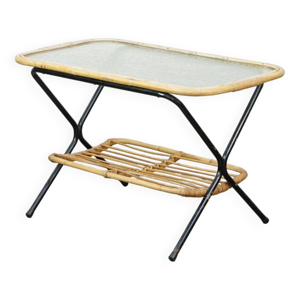 Table basse vintage en rotin des années 60 avec plateau en verre en forme de nuage et pieds en métal foncé
