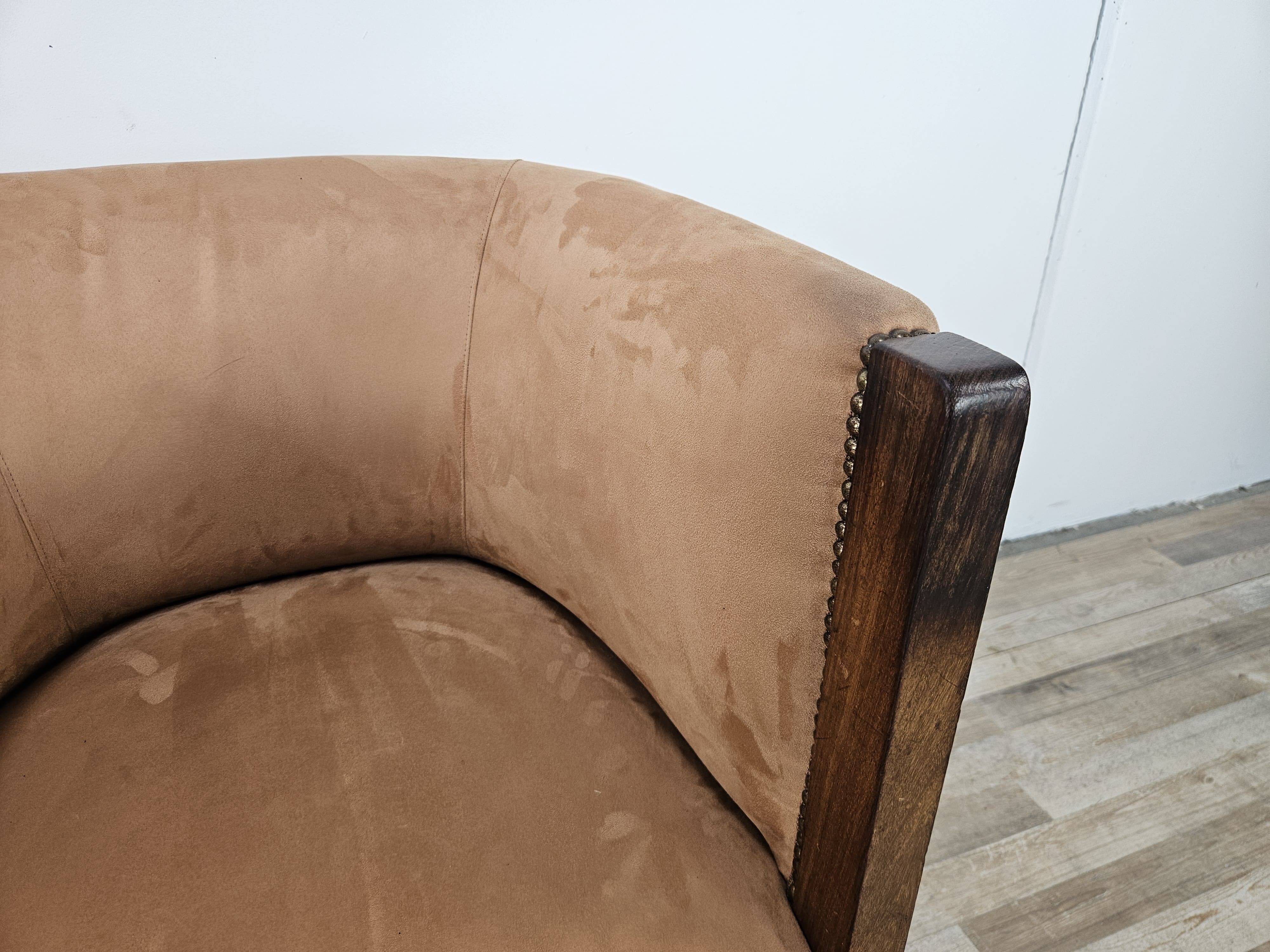 1940s Art Decò armchair in walnut and velvet