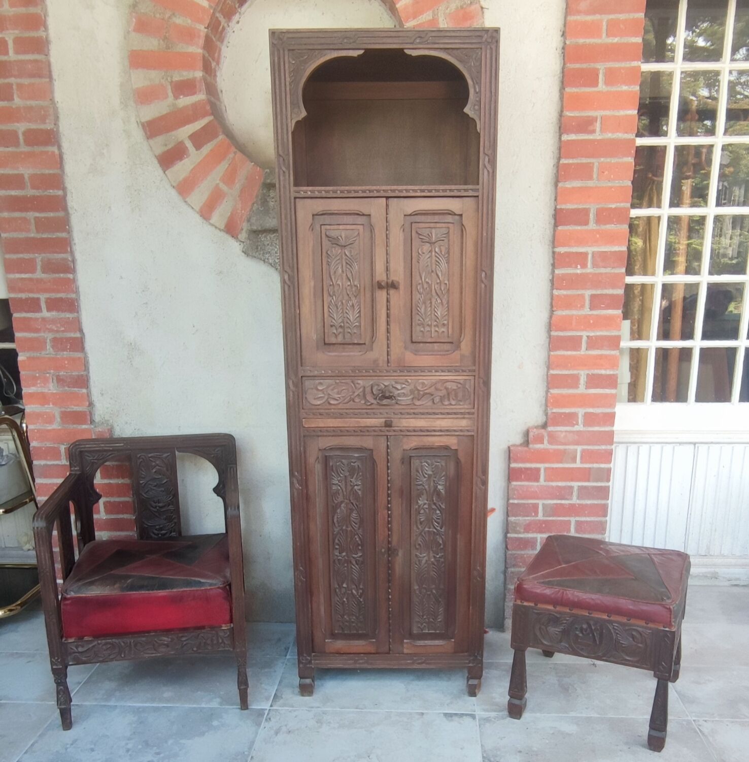 Ensemble 3 pièces meuble, fauteuil et pouf bois sculpté