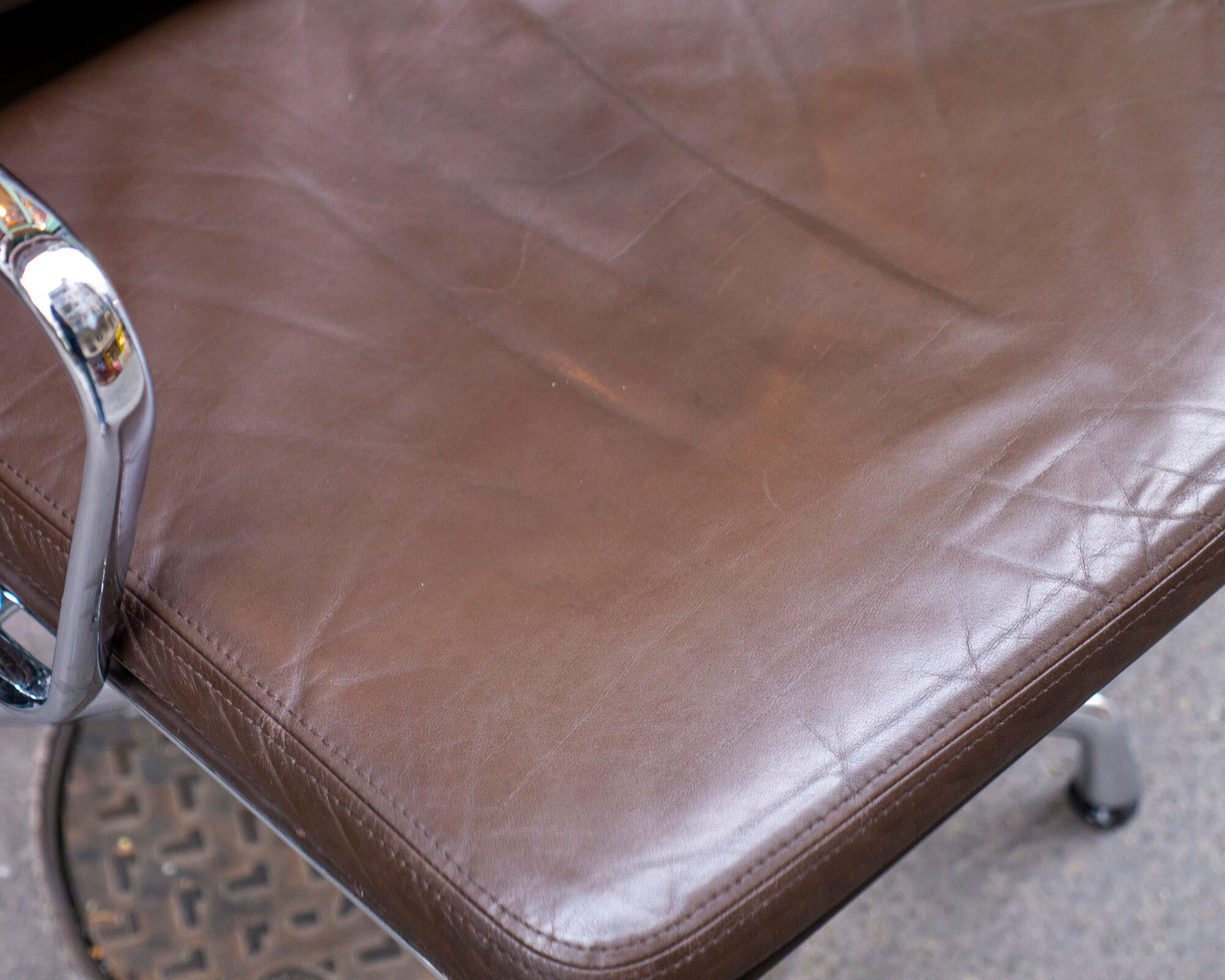 Soft Pad EA 218 brown chair by Charles & Ray Eames édit Herman Miller