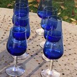 8 verres a porto ou apéritif en verre bleu cobalt et base transparente vintage