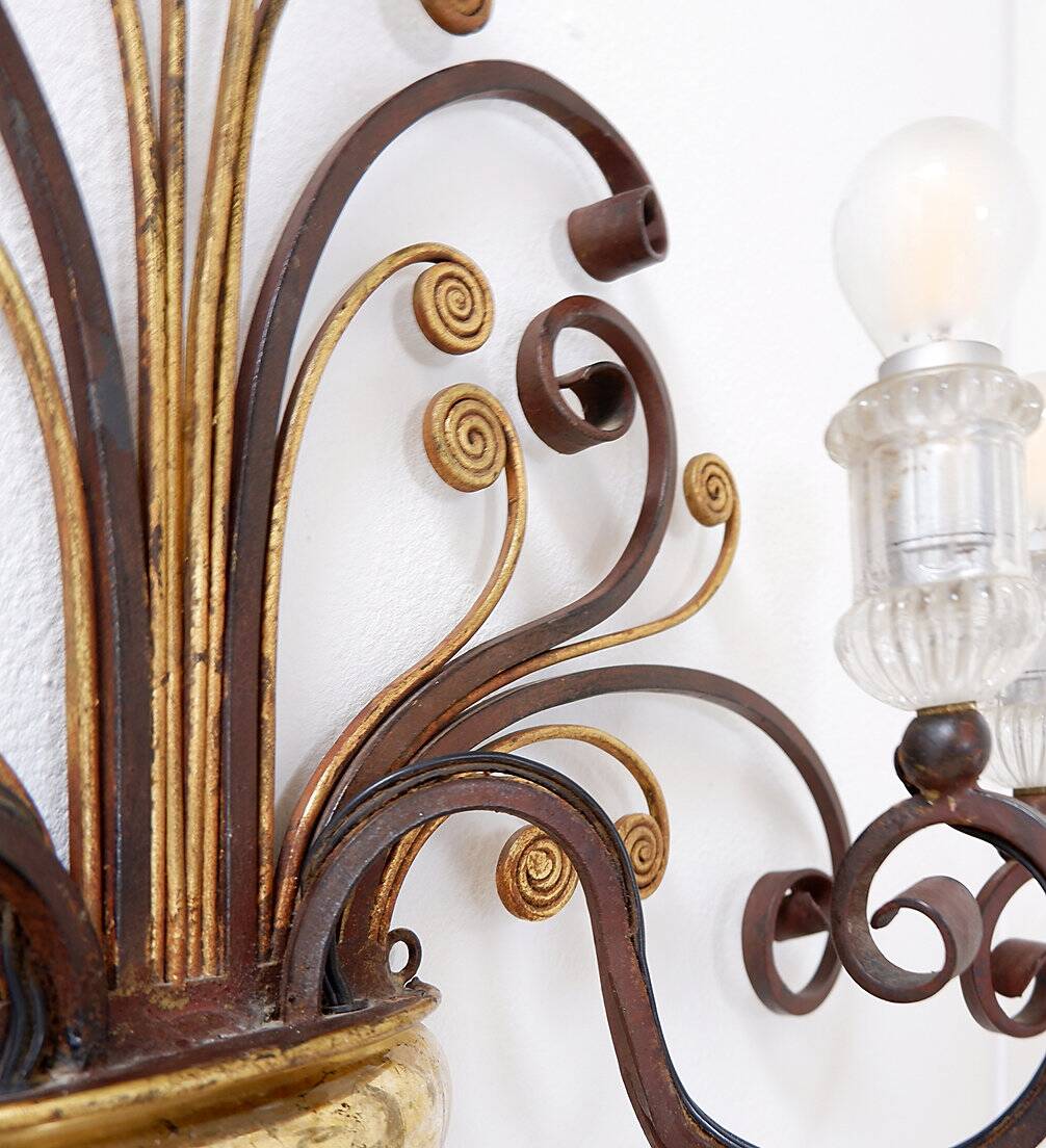 Applique en fer forgé et verre dans le style de la Maison Baguès