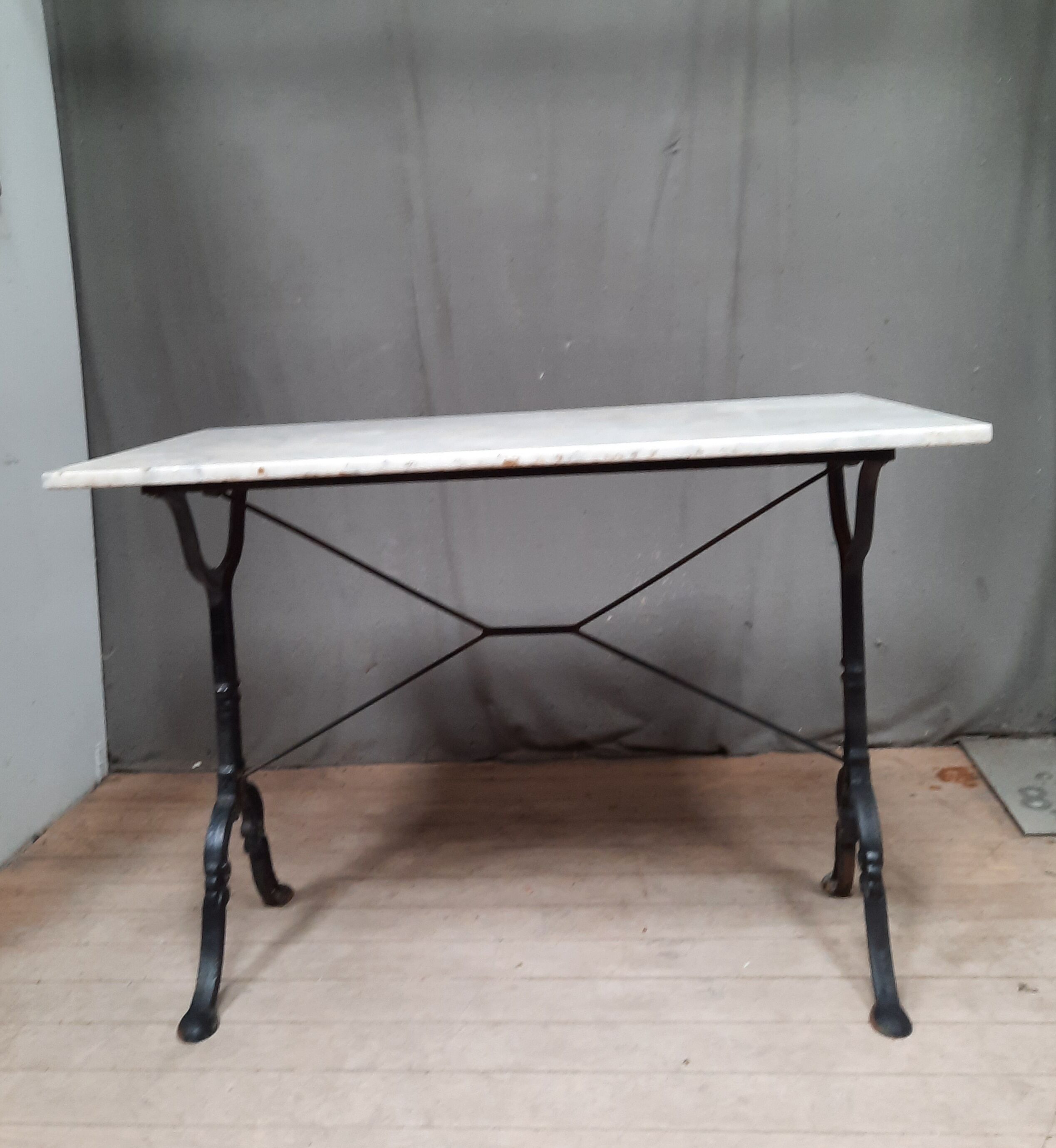 Bistro table in white marble