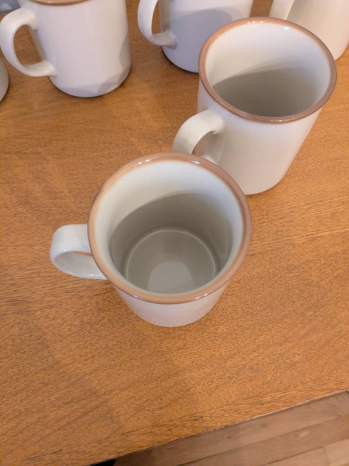 Six mugs en céramique