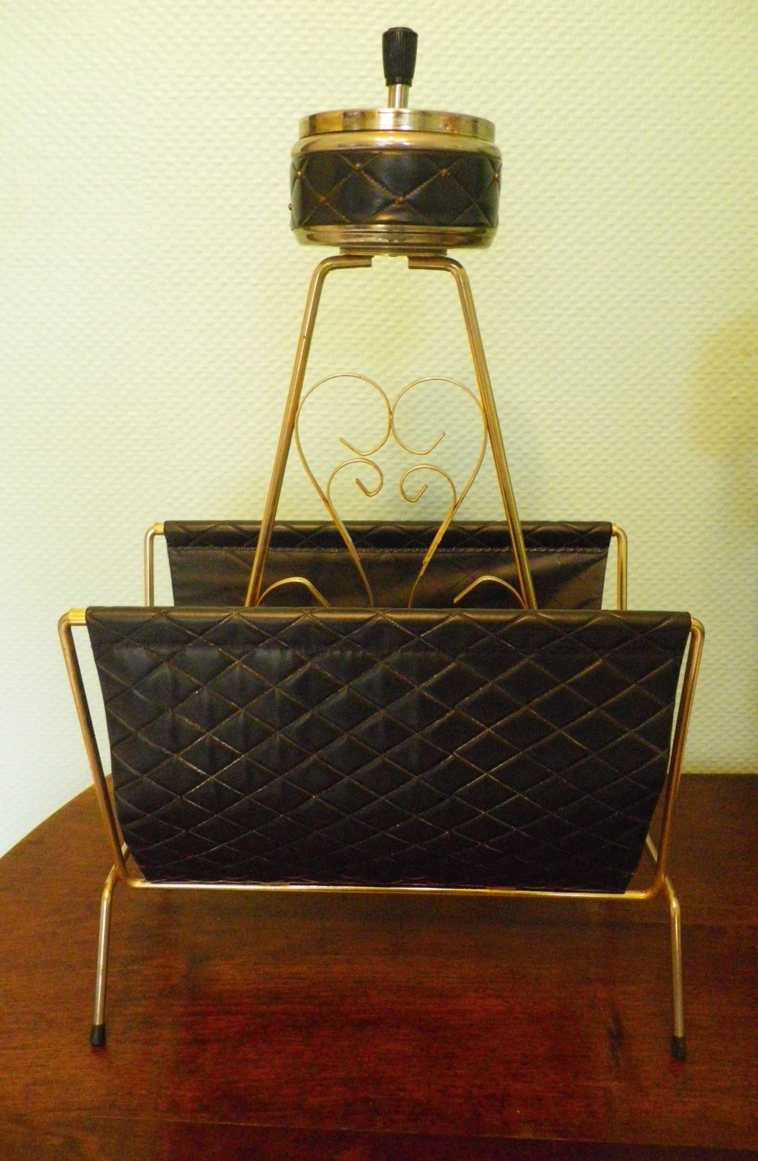 Free-standing ashtray with magazine holder