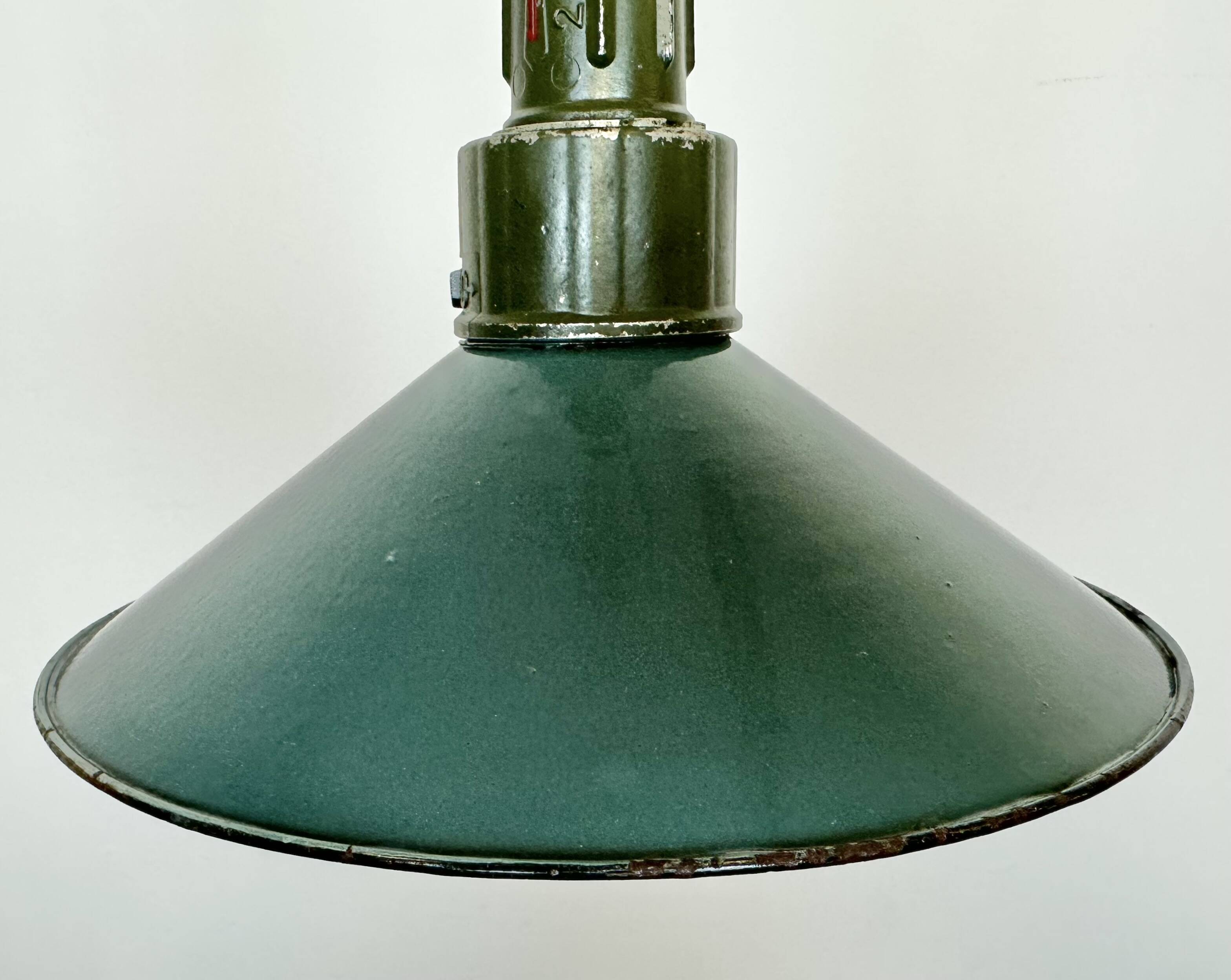 Industrial petrol enamel military pendant lamp with cast aluminium top, 1960s
