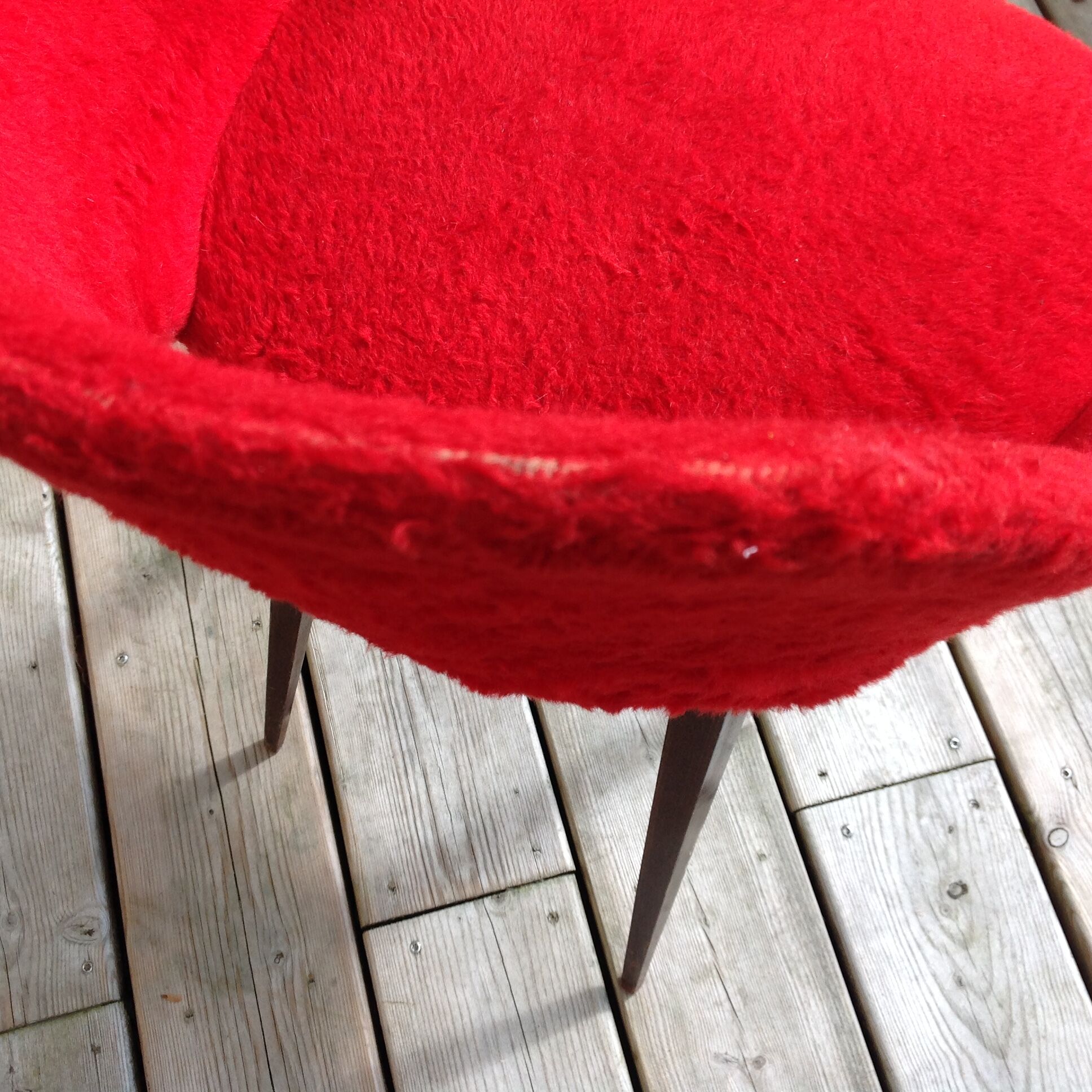 Chaise moumoute rouge pieds compas