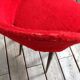 Chaise moumoute rouge pieds compas