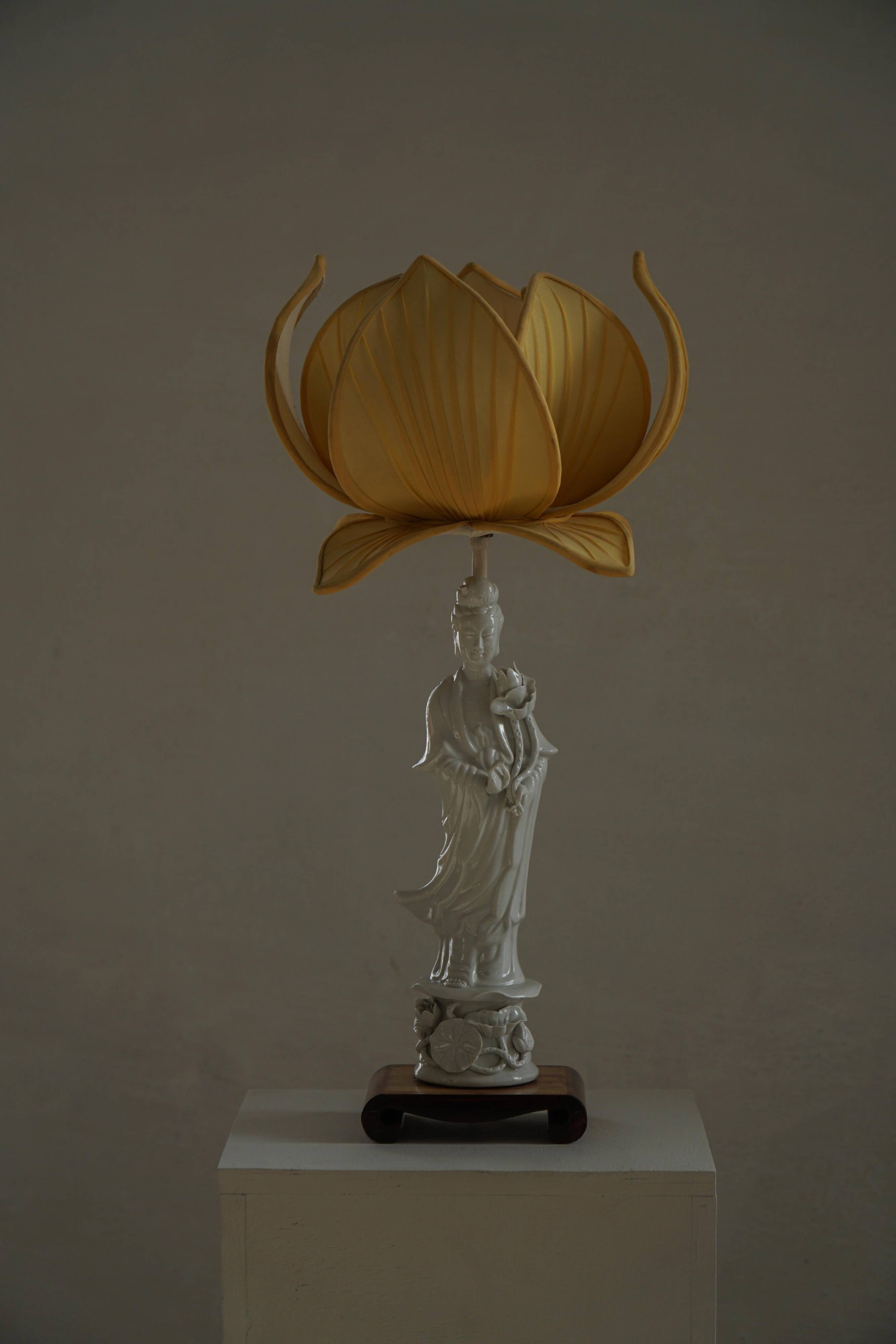Vintage table lamp in Chinese porcelain with yellow floral shade, mid-20th century.