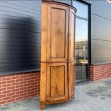 Armoire d’angle en chêne avec une façade incurvée d’un quart, Louis XVl