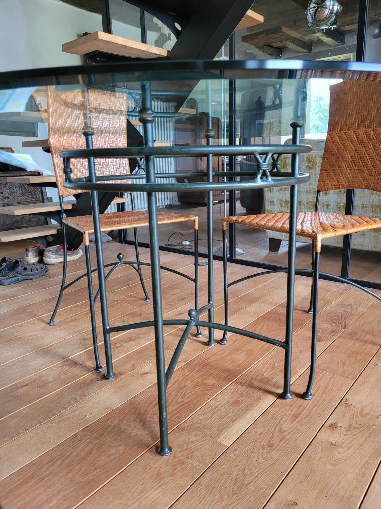Glass and metal table and its 4 wicker chairs and glass Roche Bobois