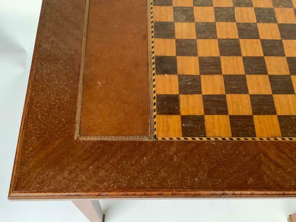 Table chess marqueterie piece sculptee bois 1930