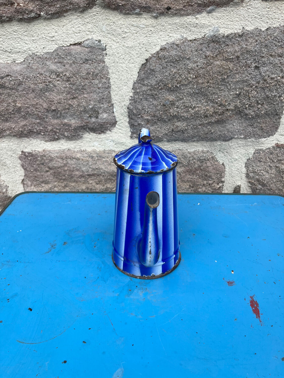 Enamelled decanter