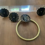 Étagère en lucite et laiton vintage avec ses patères