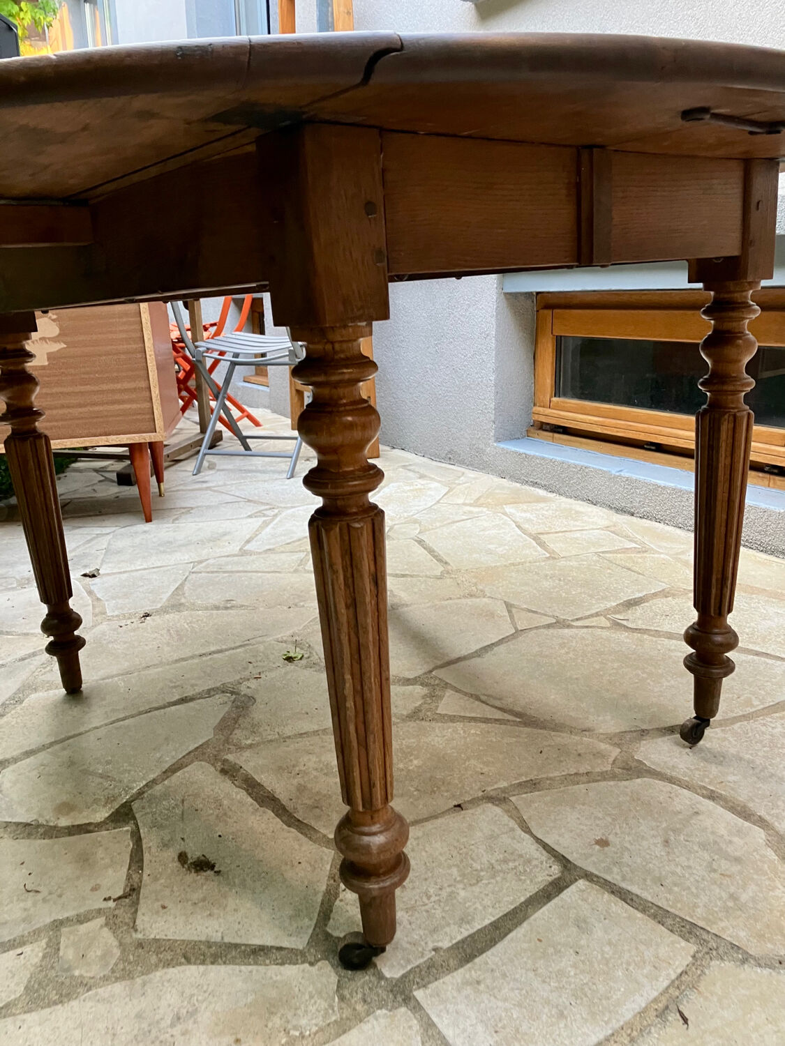 Round oak table with shutters