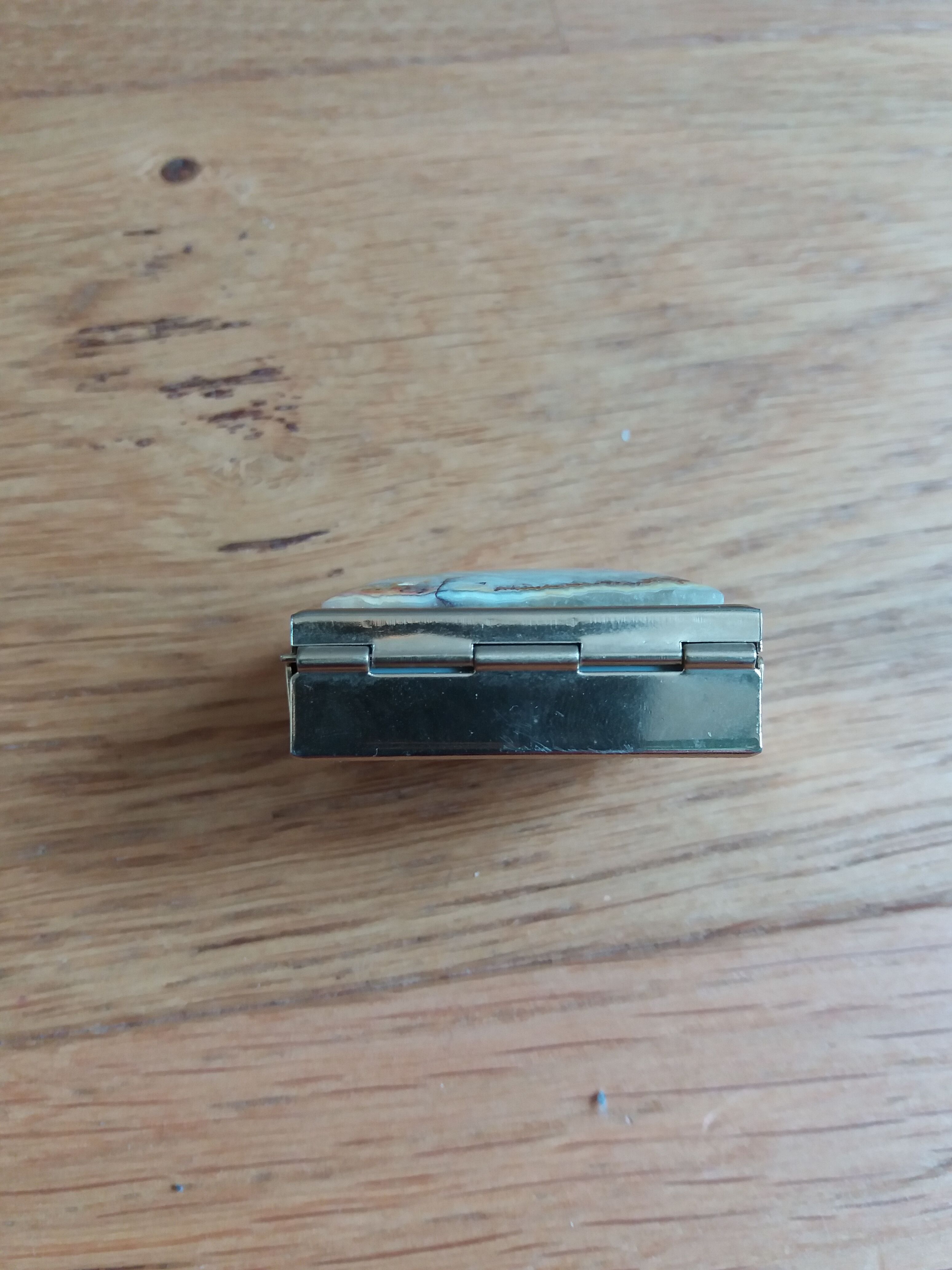 Pillbox gilded metal box and polished marble cabochon