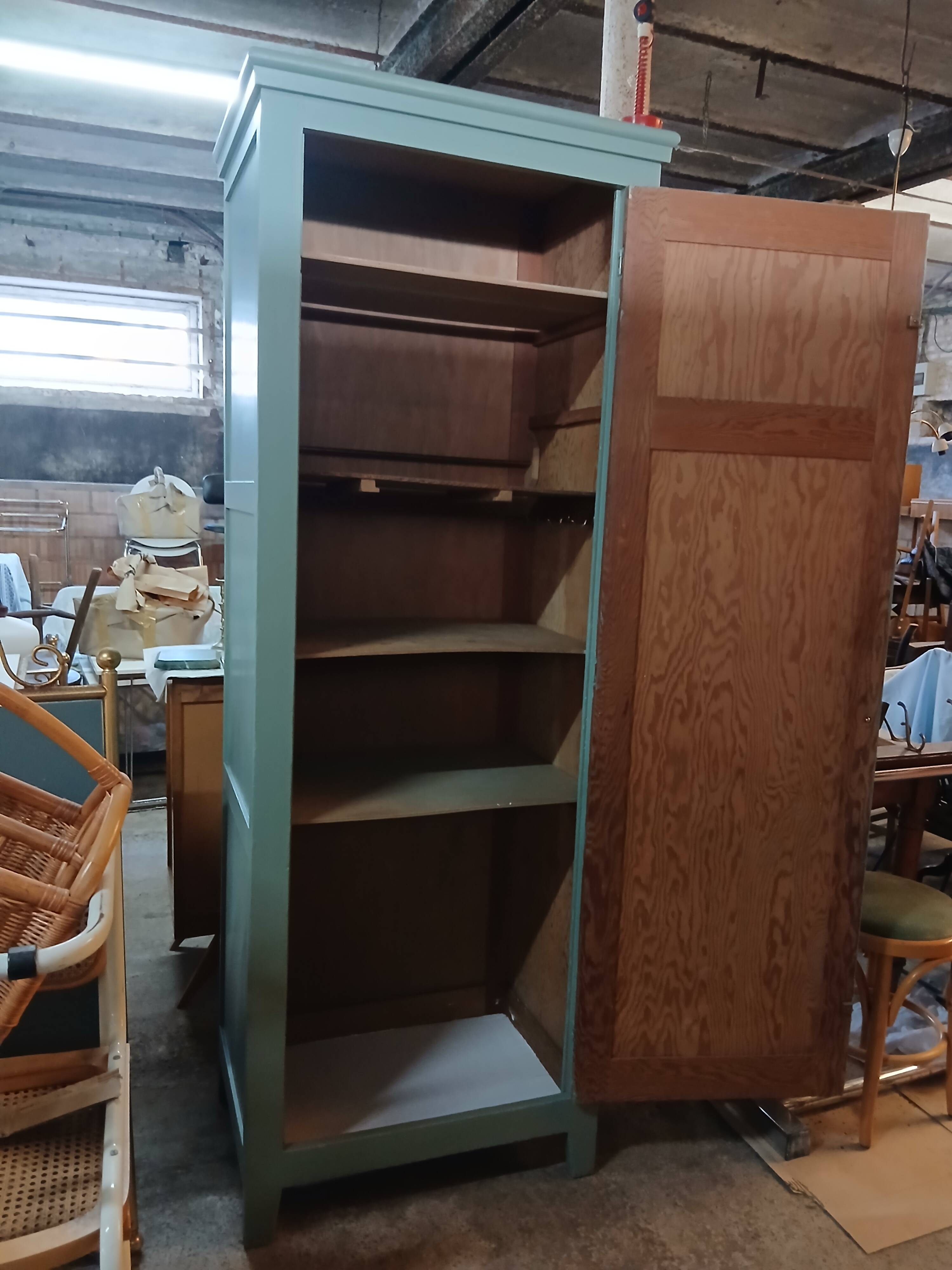 Antique bonnetière
