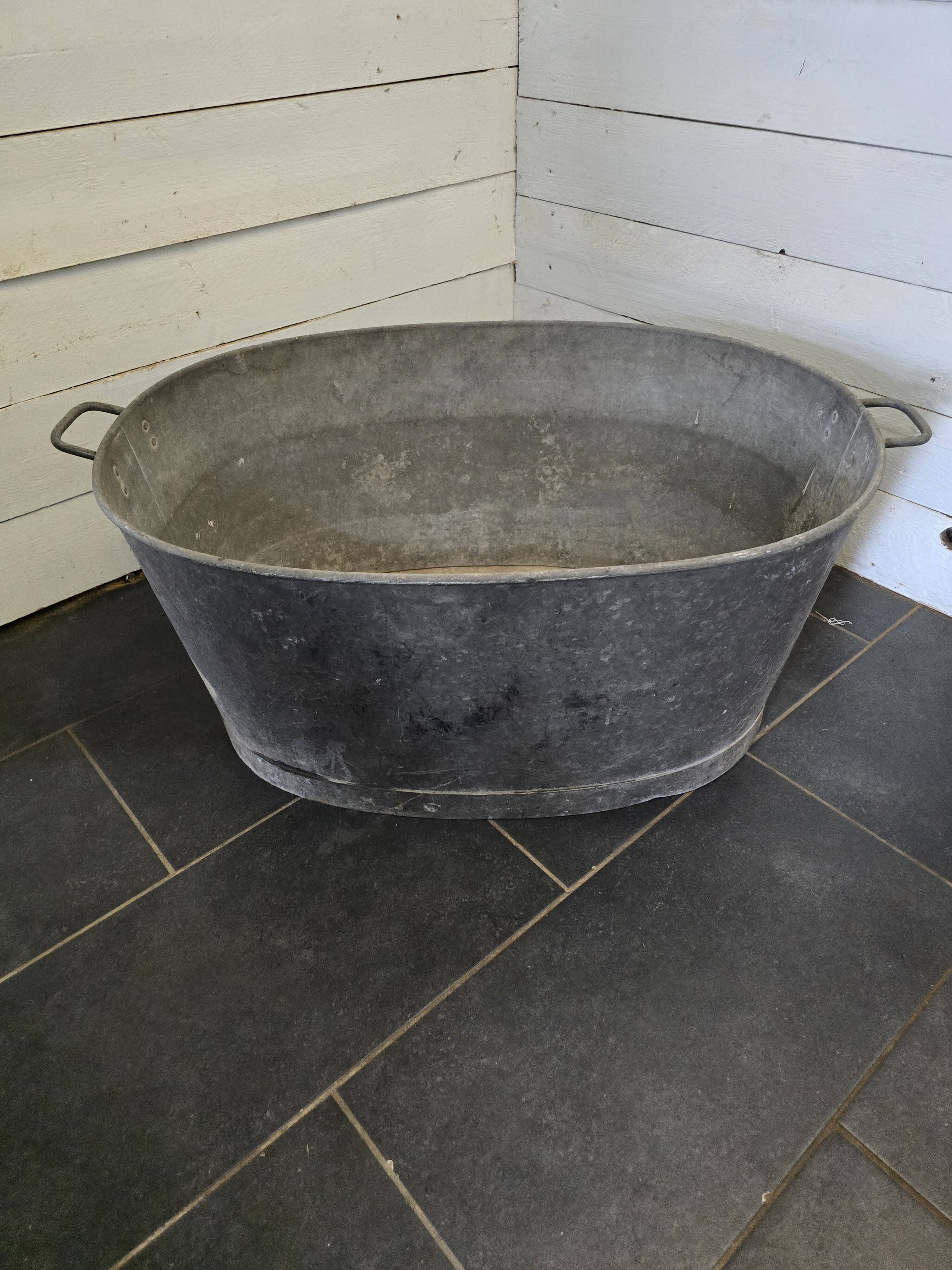 Oval zinc basin or bathtub