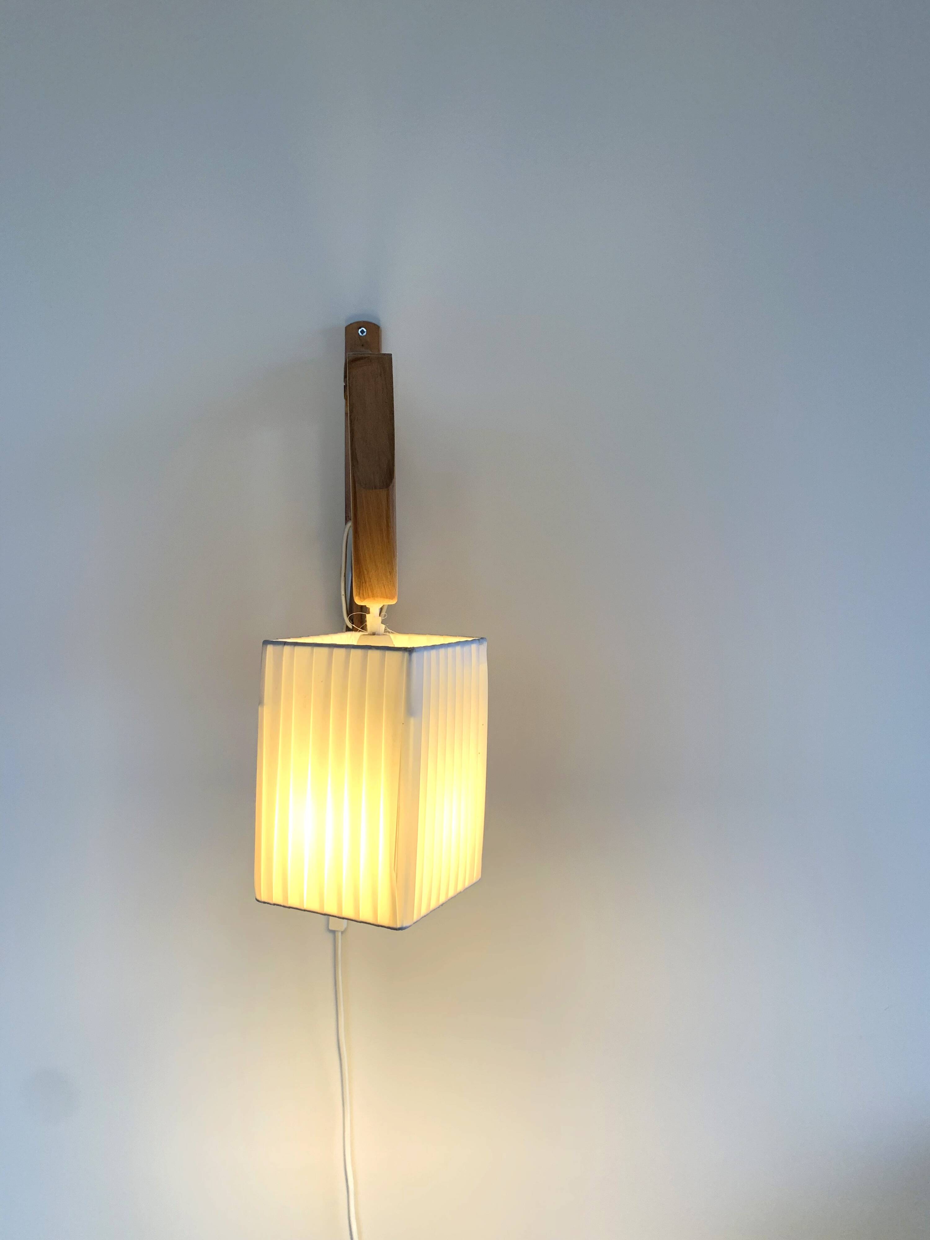 Danish accordion wall light in beechwood - Scandinavian articulated lamp from the 1960s