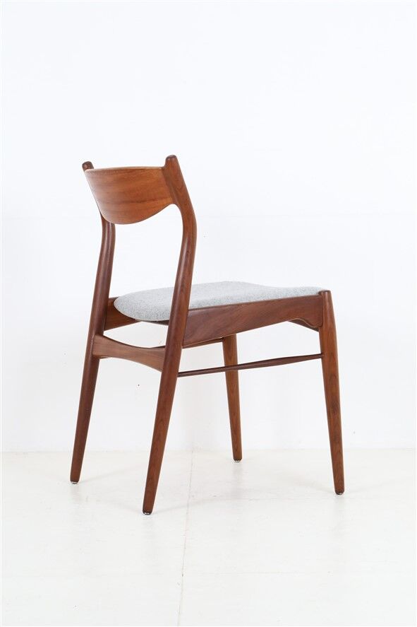 Chaise en teck Ærthøj Jensen & Mølholm entièrement restaurée avec un revêtement en feutre de laine / Design danois moderne du milieu du siècle / Années 1960