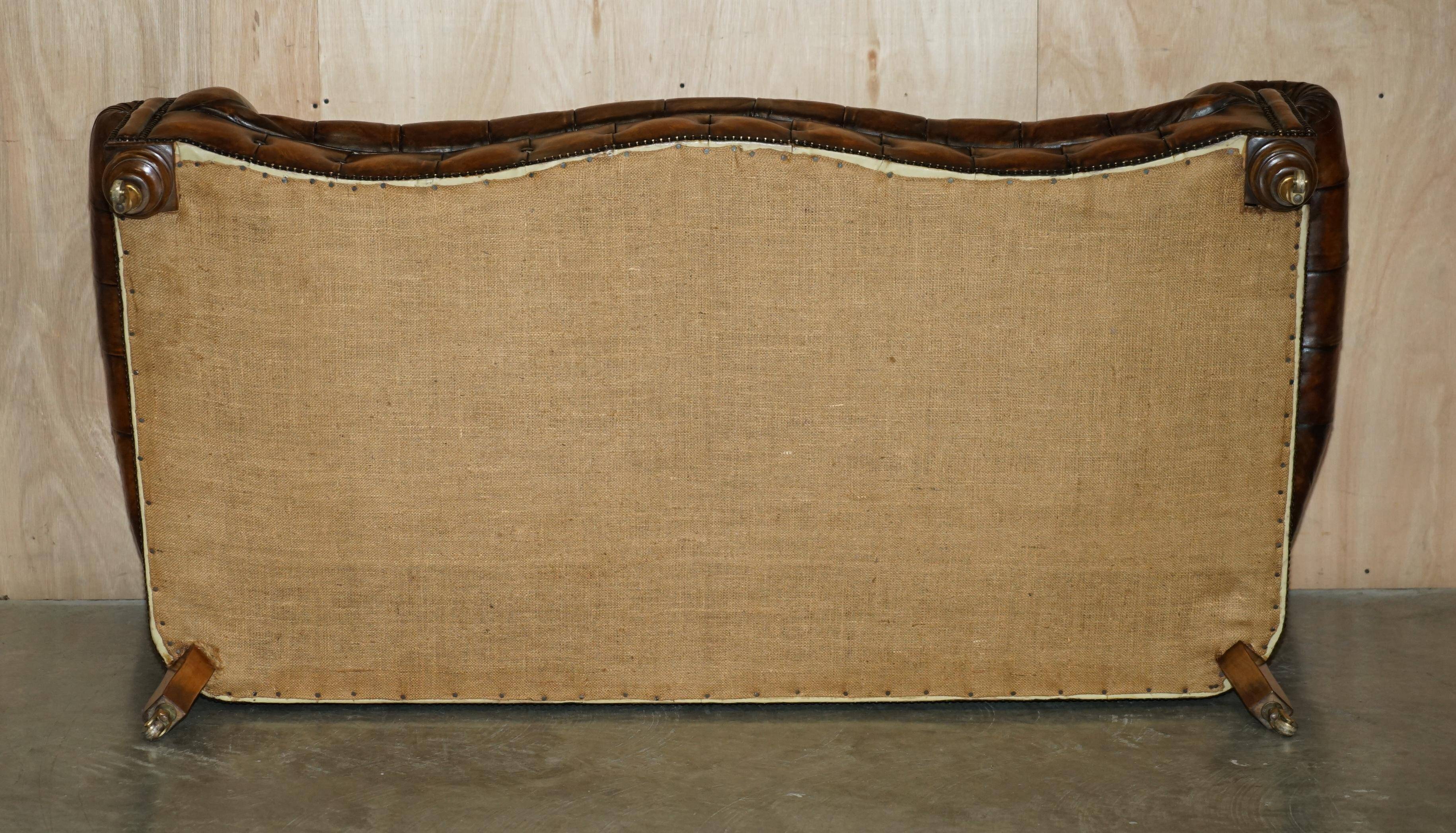 Victorian Chesterfield canapé in hand-dyed serpentine leather.