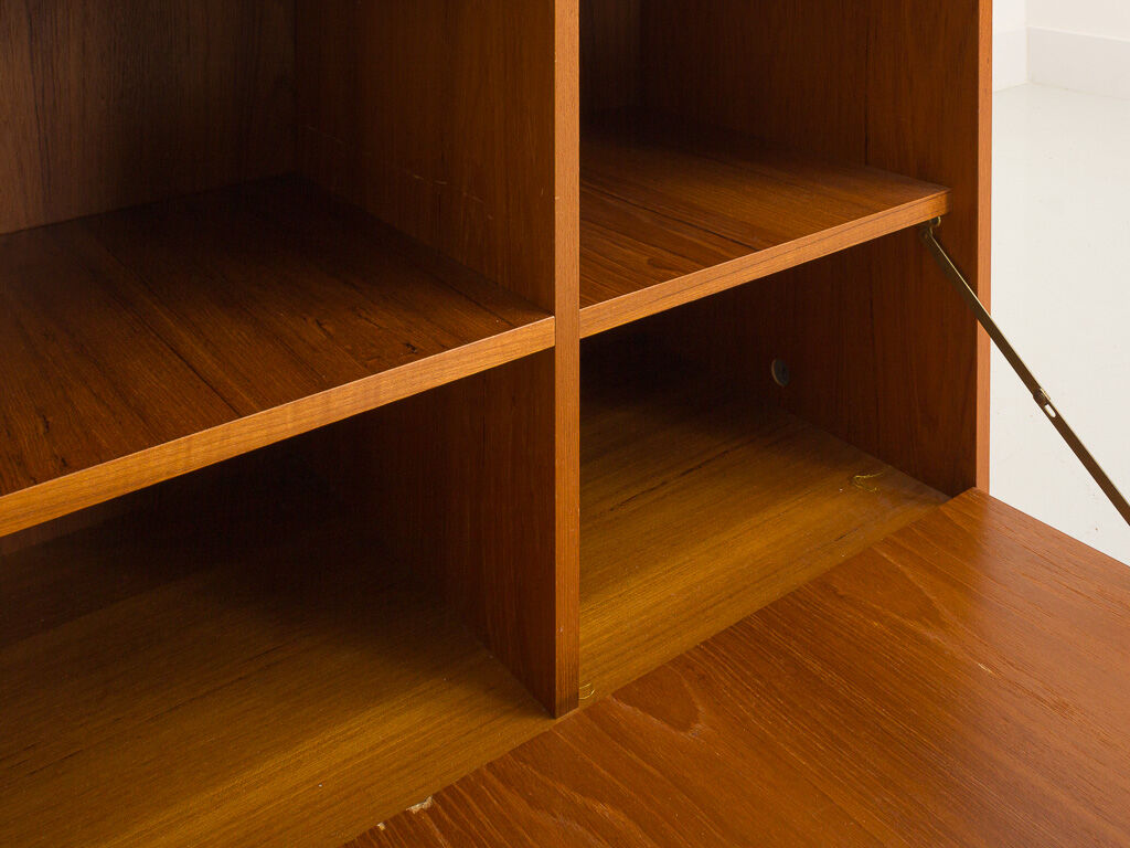 Furniture with showcase and lid