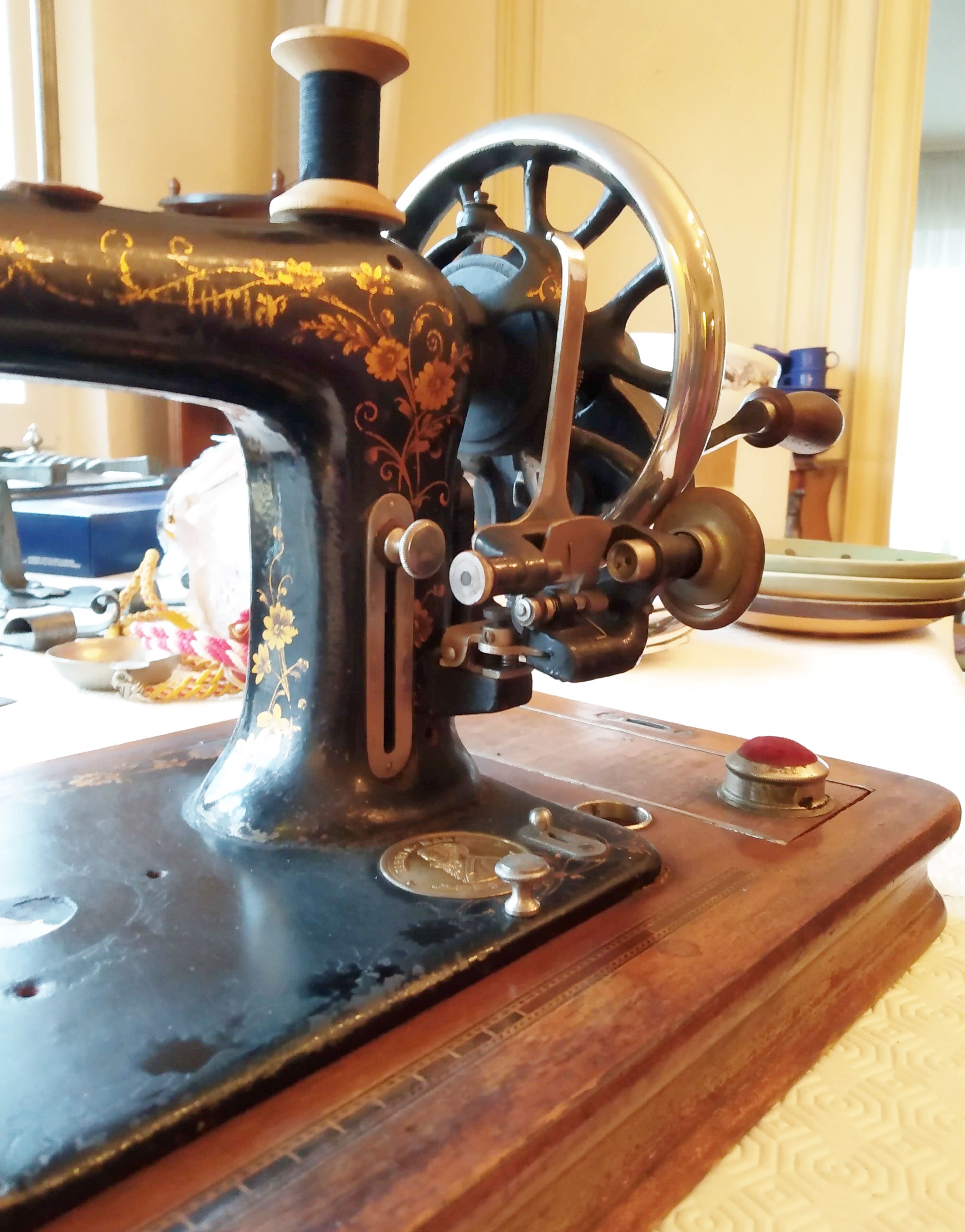 Machine sewing manual and Original portable, Victoria from 1894