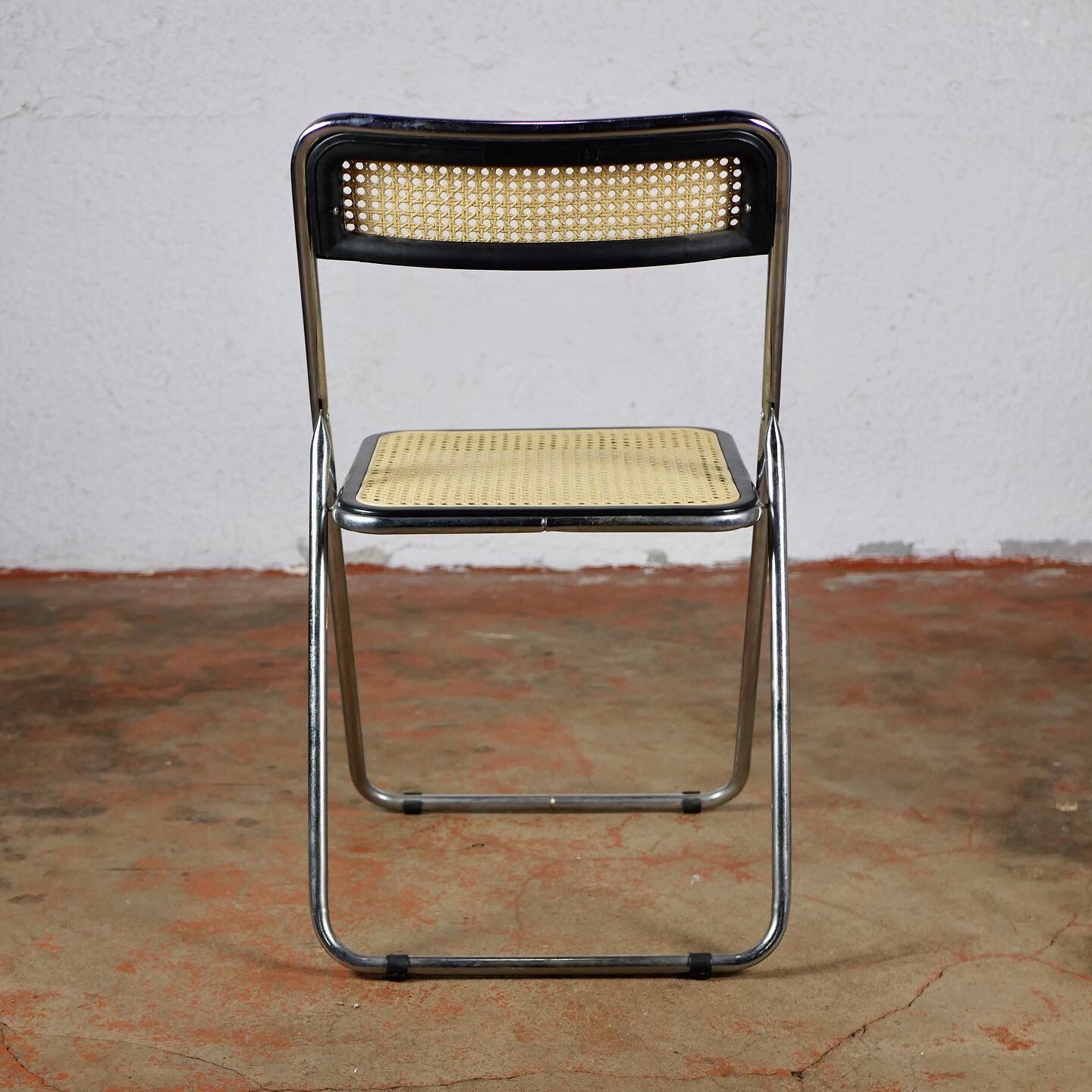 Series of 4 folding chairs in canning