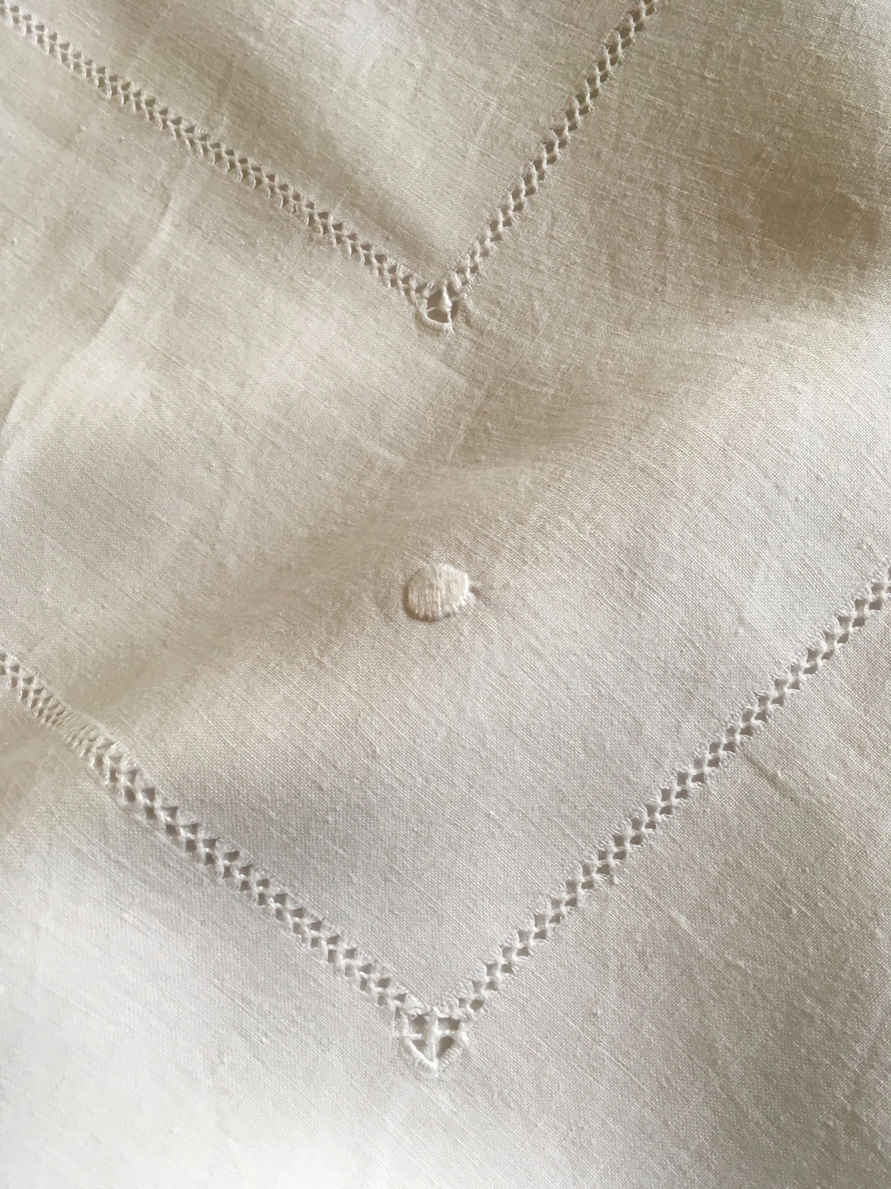 Drap en fil de lin 19e brodé de pois monogramme AB lettres anglaises