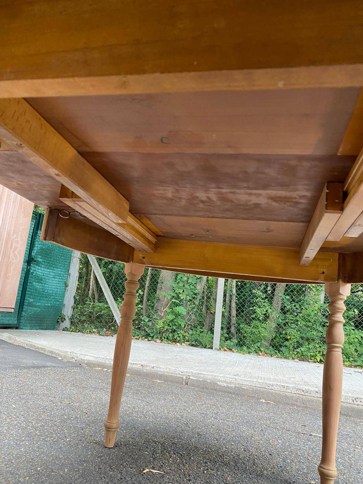 Table à manger ronde extensible Louis Philippe décapée en merisier massif 1