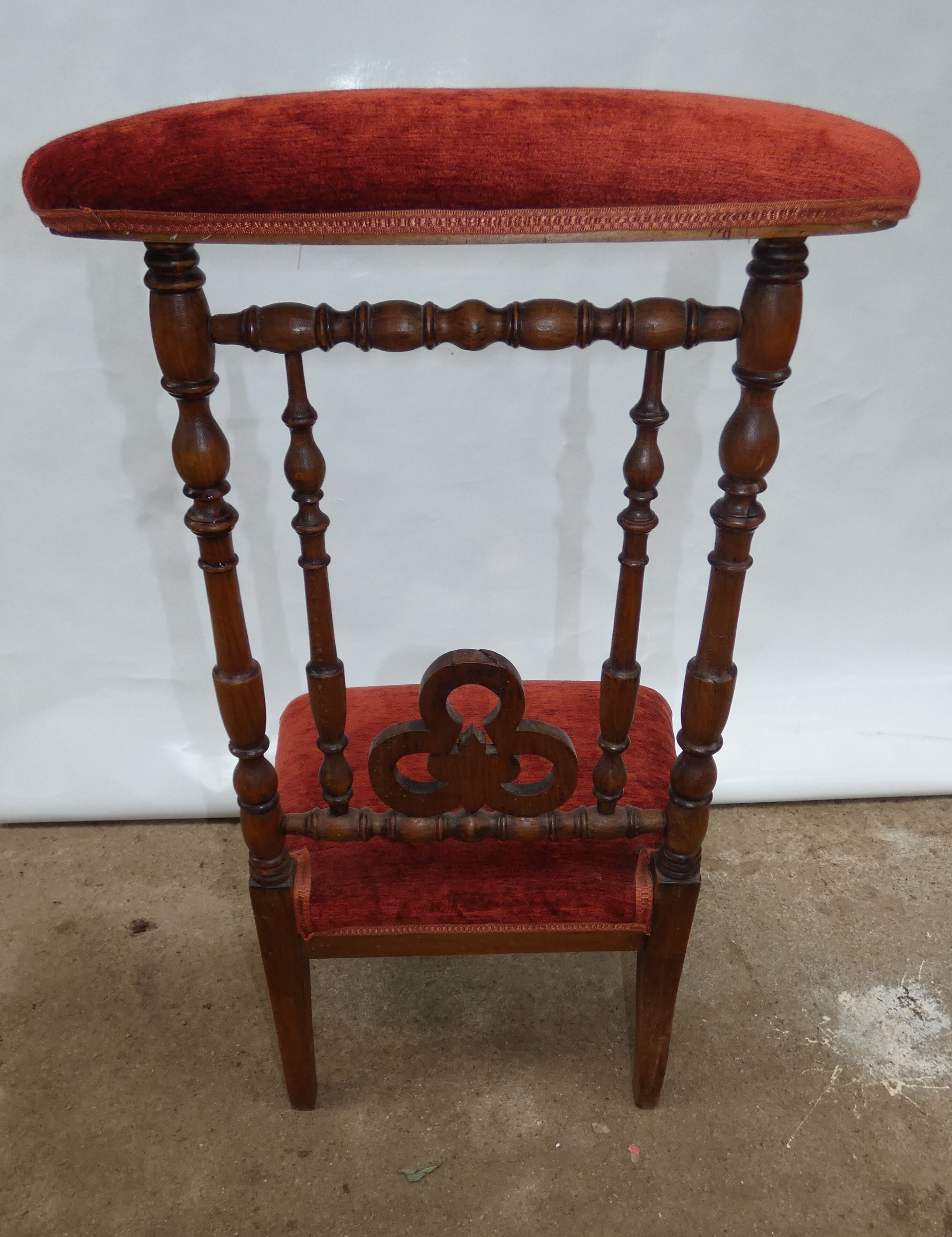 Pray-god wooden chair at assisi carpet in velvet 19th century