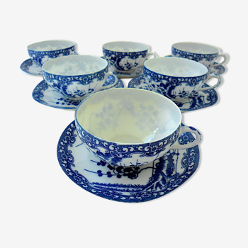 Suite de six tasses à thé et leurs sous-tasses en porcelaine blanc-bleu du Japon