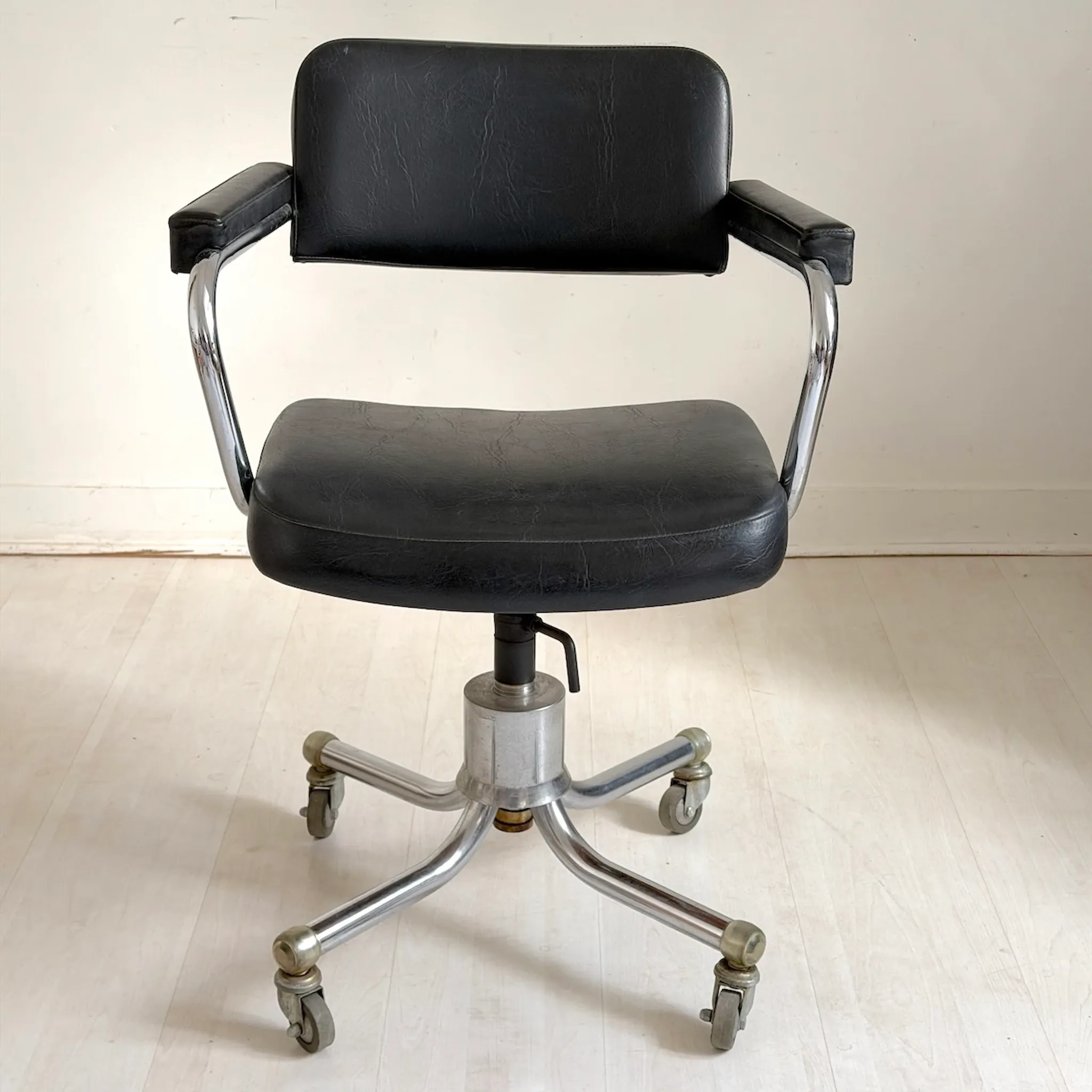 Chrome office chair with vintage faux leather from the 1960s.