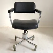 Chrome office chair with vintage faux leather from the 1960s.