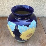 Vase céramique émaillée bleue décor fleurs jaune années 60 vintage