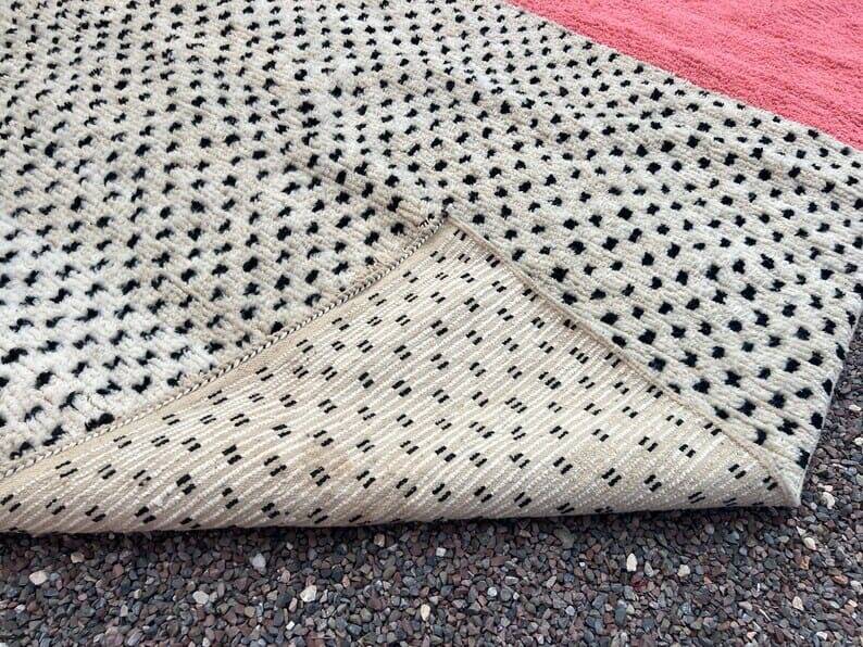 Handmade Berber rug, size 150 x 250 cm.