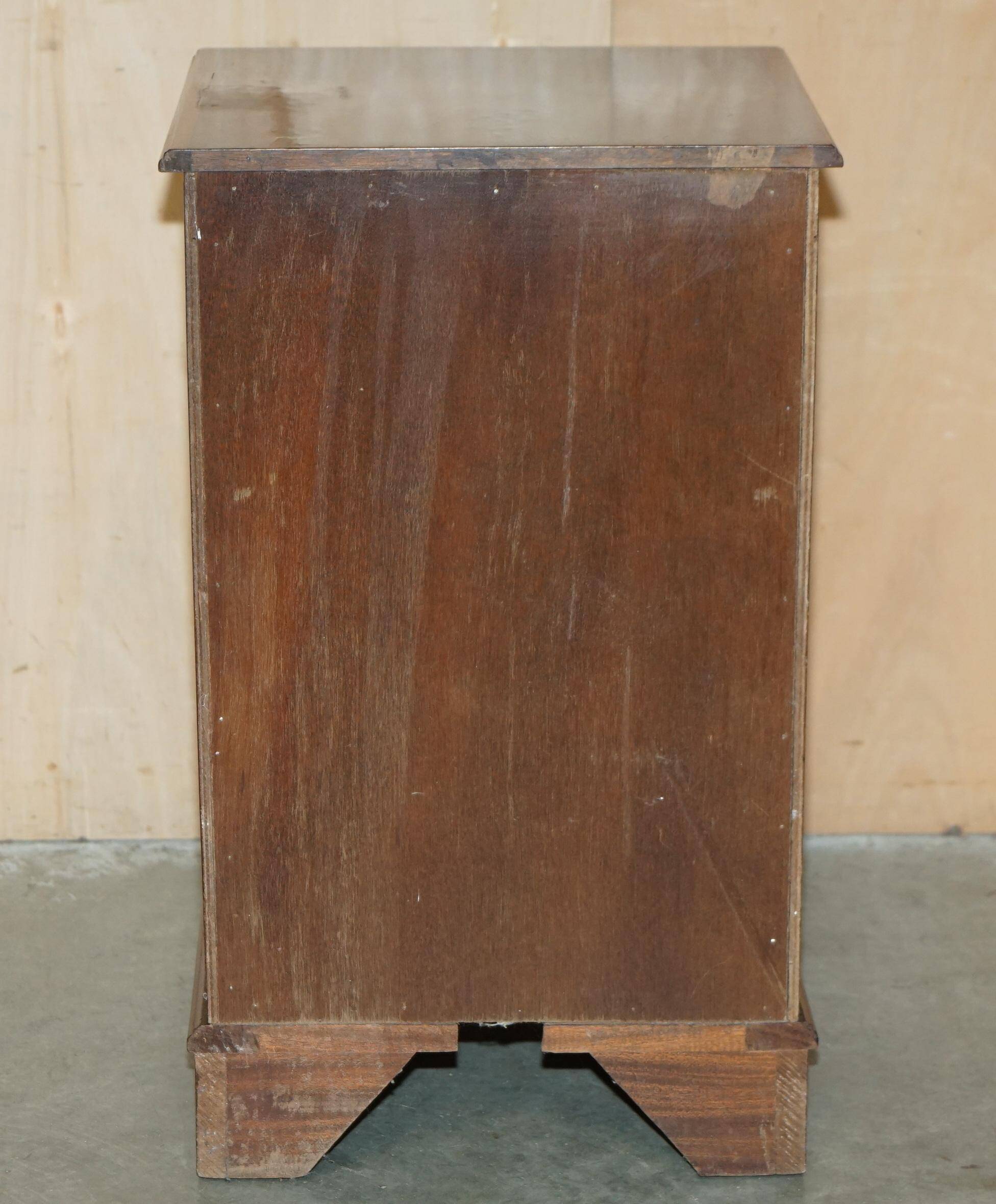 Paire de commodes françaises en bois dur flammé poli